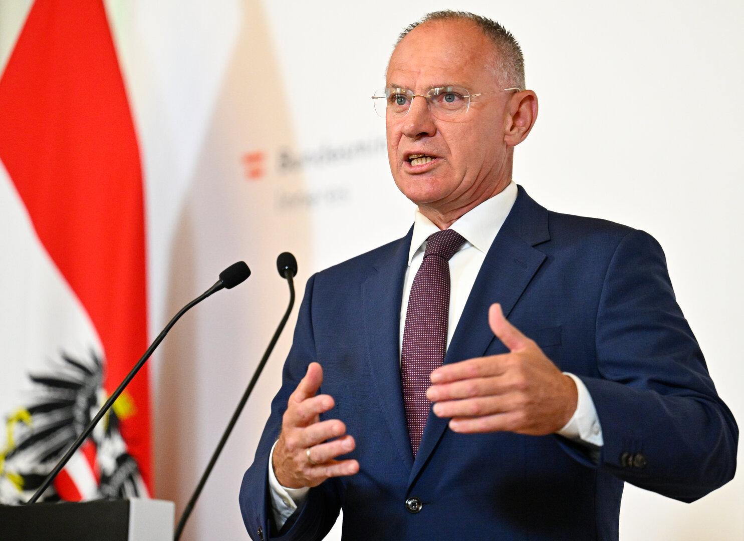 Avstrijski notranji minister Karner želi trajno omejiti združevanje družin beguncev