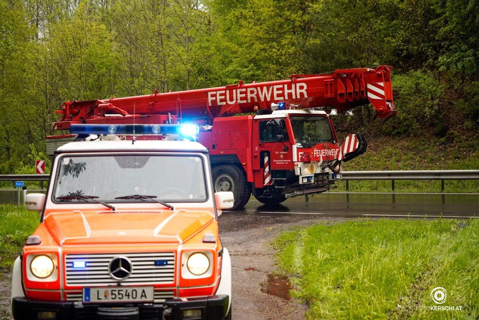 Bergekran der Feuerwehr Linz stürzte um: Zwei Einsatzkräfte verletzt