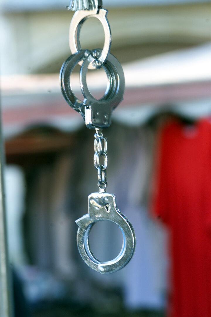 "Allah ist lesbisch": Feministin wegen Shirt festgenommen