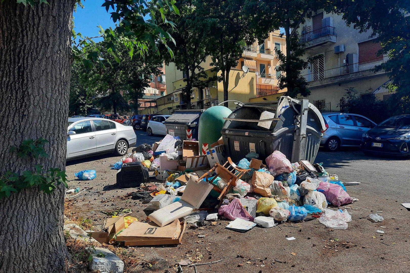 Italija uvaja drastične kazni za metanje smeti iz avtomobilov