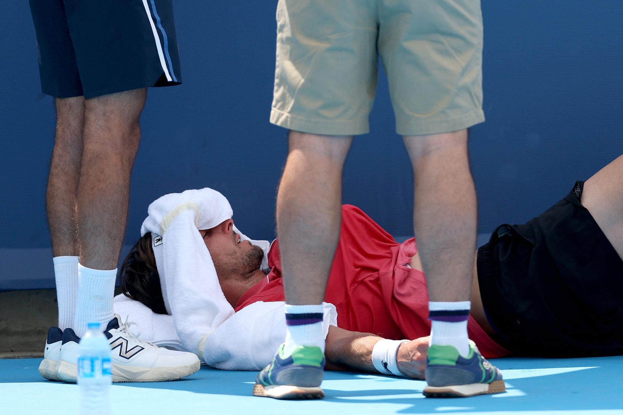 Hitzeschlacht: Tennis-Star bricht auf dem Platz zusammen