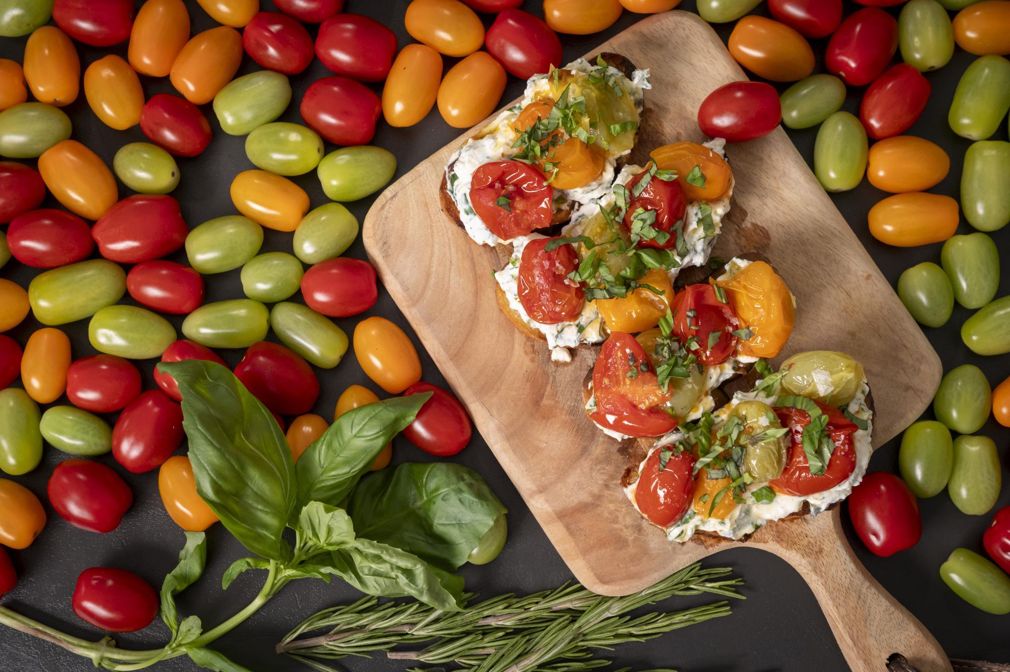 Gartenfrisch aus dem Kochsalon: Crostini mit gerösteten Cherry-Paradeiser und Ricotta