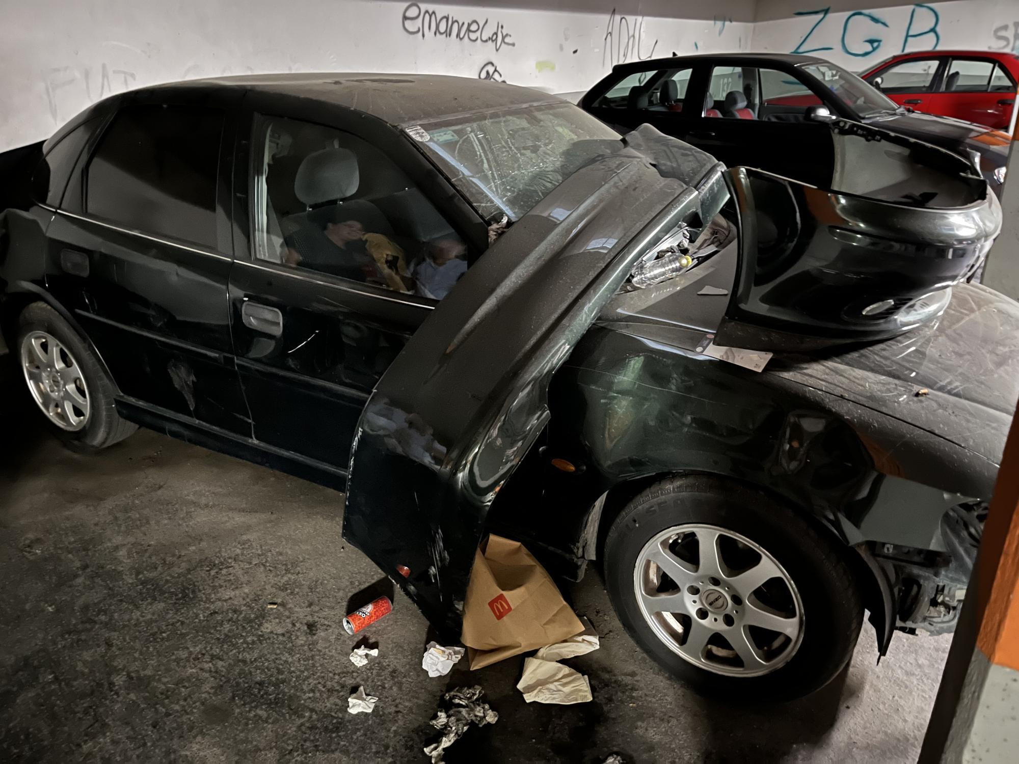 Na Dunaju zaprli ilegalno avtomehanično delavnico v stanovanjskem kompleksu