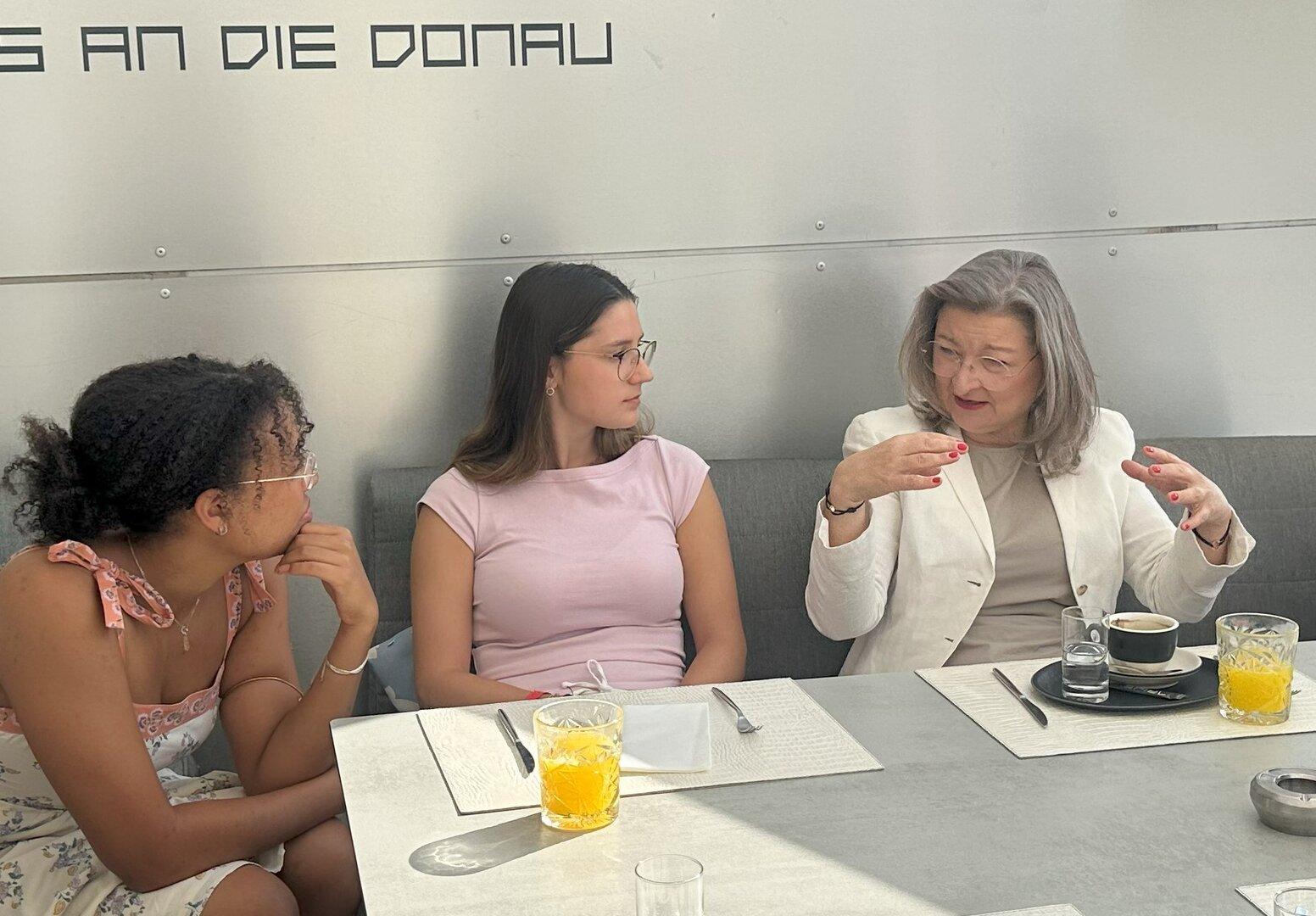 Neos-Mandatarin auf Gemeinde-Tour: Leere Kassen, leere Ortszentren