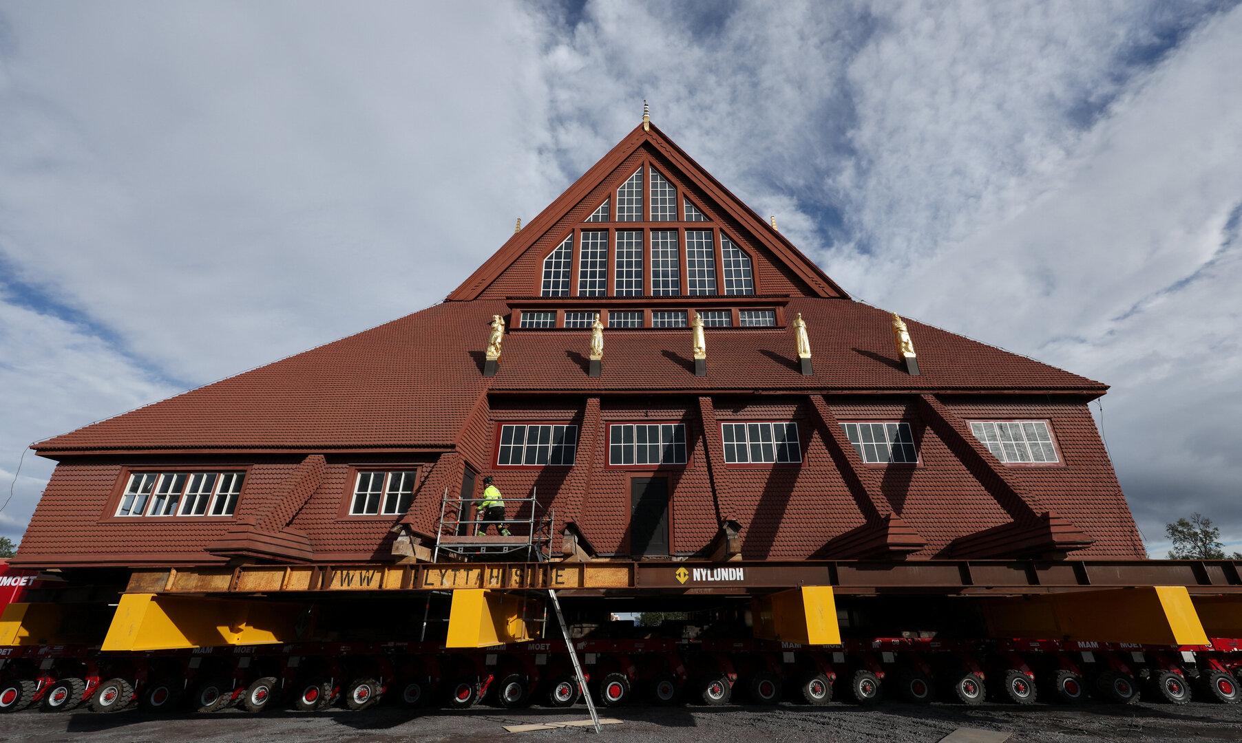 Schweden: Kirche auf Rädern durch Stadt transportiert