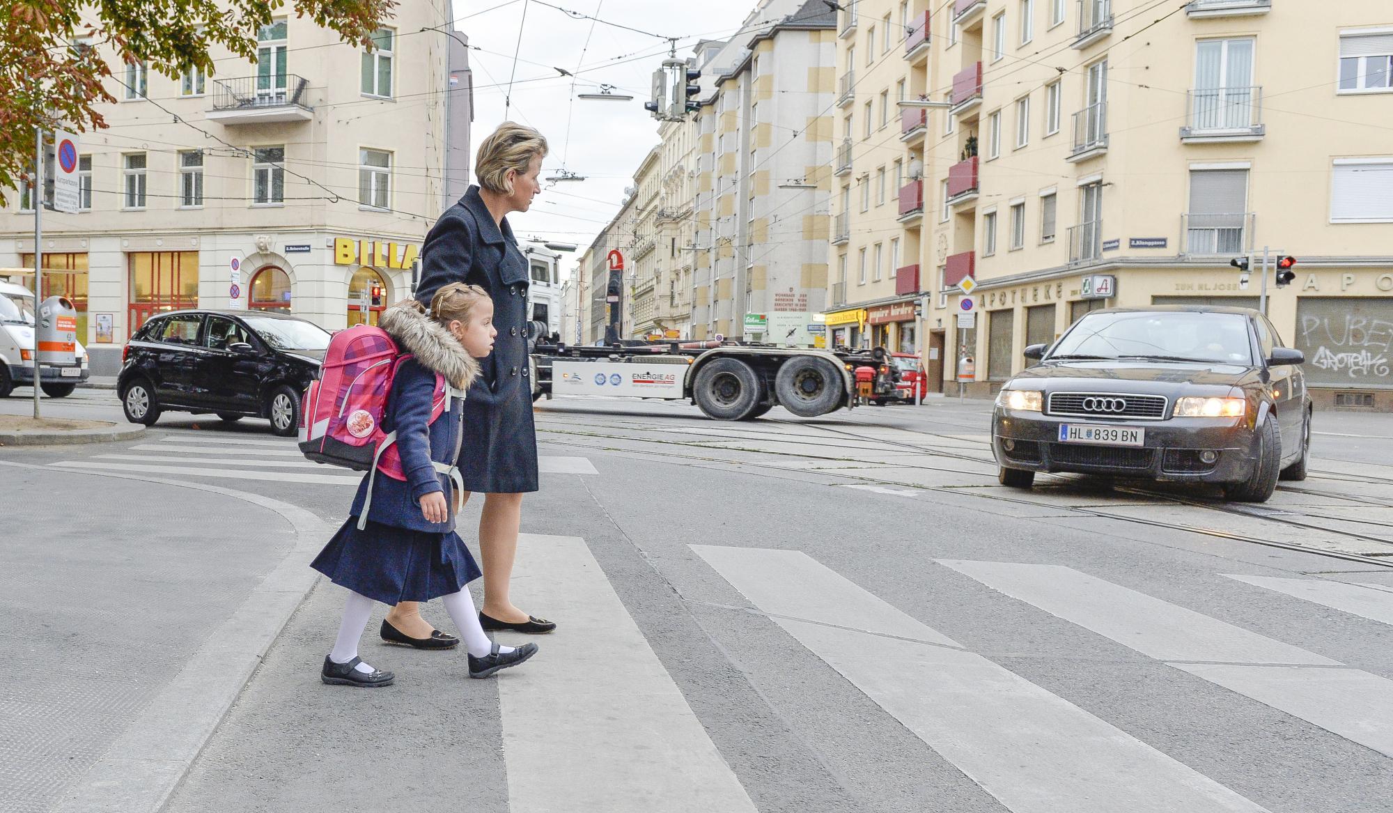 V Nemčiji in Marburgu starši vadijo šolske poti z otroki pred začetkom pouka