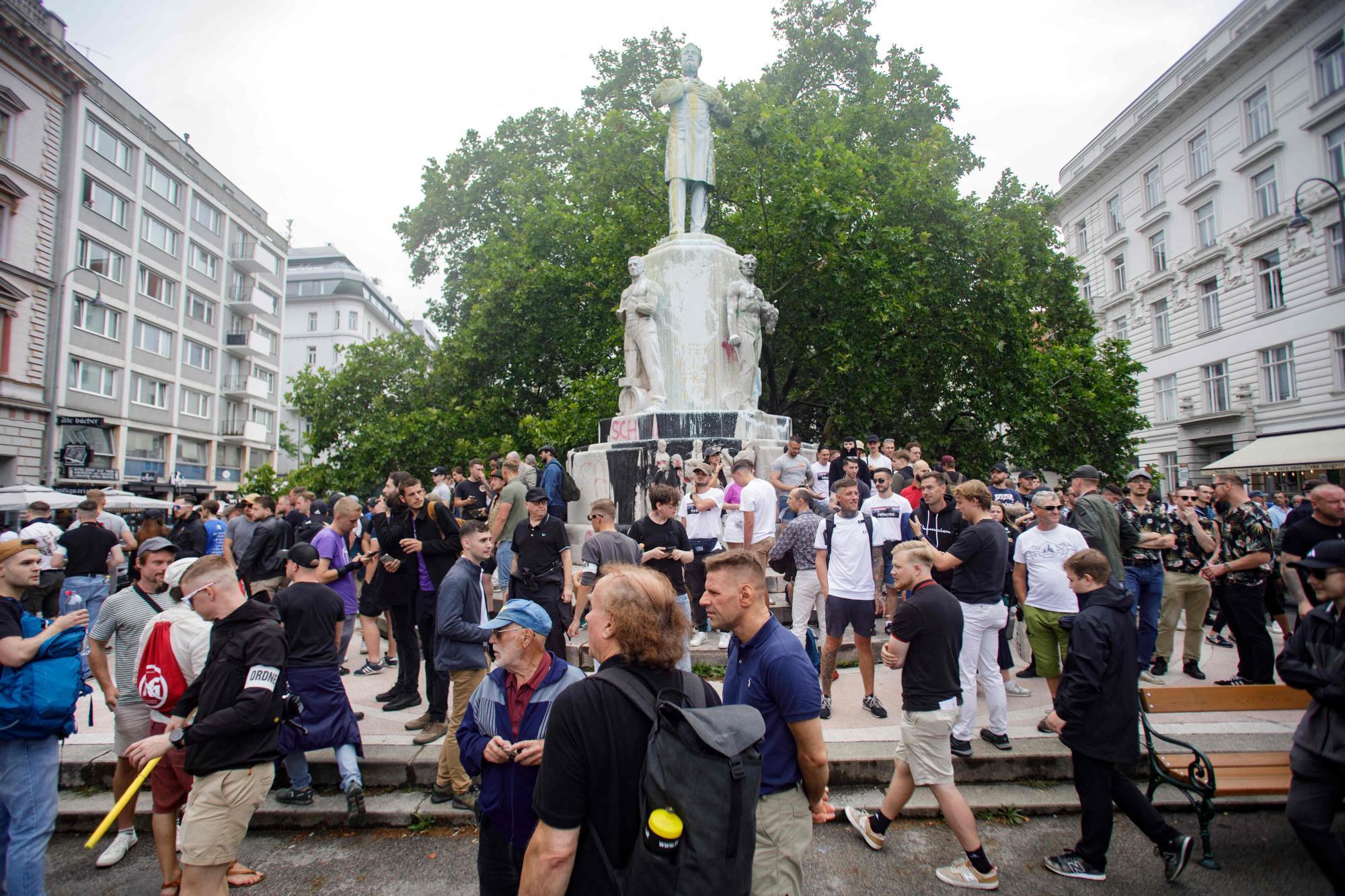 Kontekstualizacija spornega spomenika Karlu Luegerju na Dunaju se znova zamika