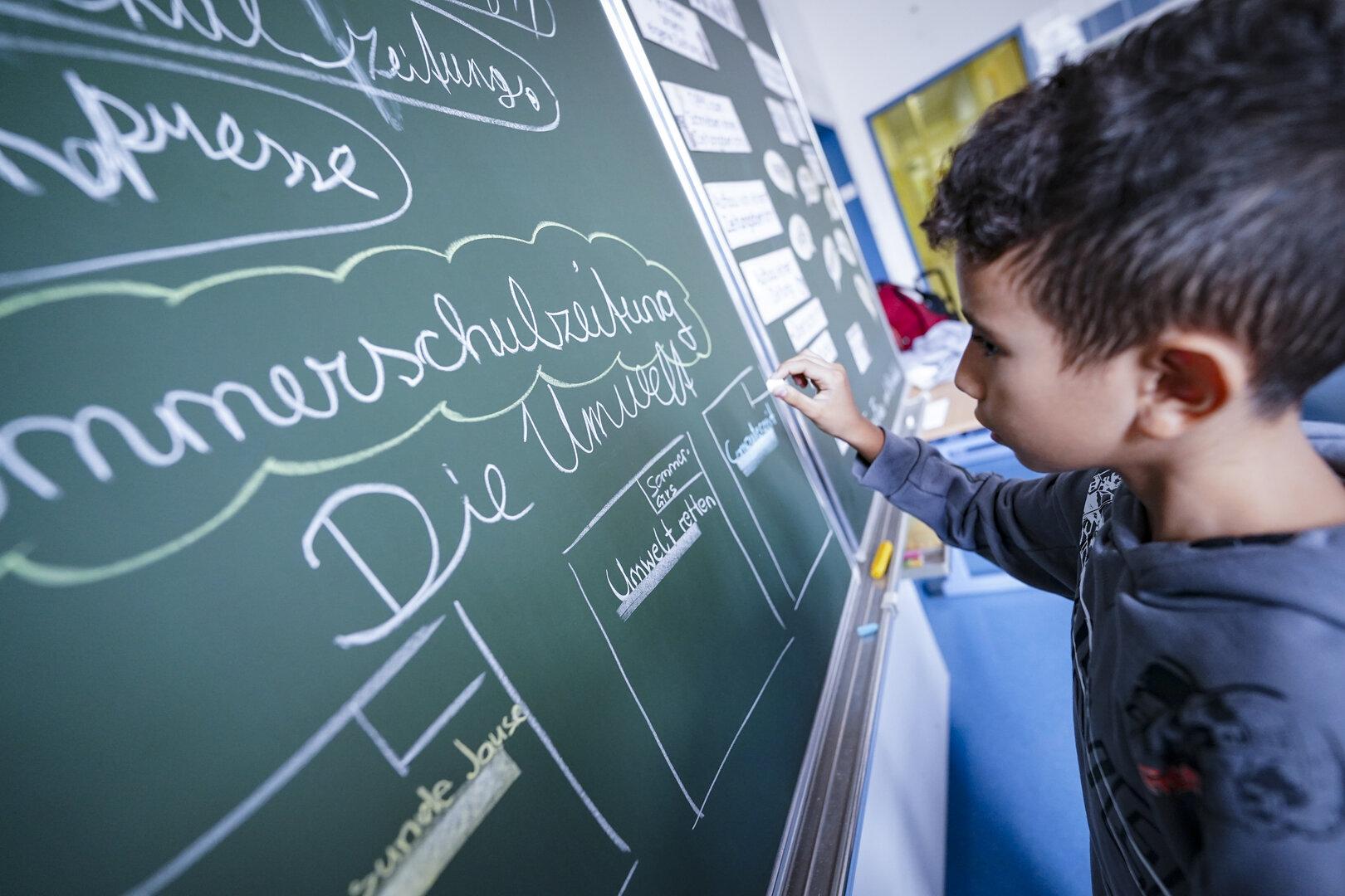 Wer in Österreich künftig auch im Sommer die Schulbank drücken muss