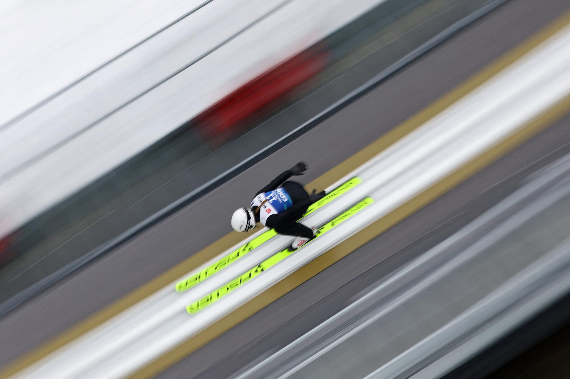 Skispringerin prangert an: "Mussten uns quasi nackt ausziehen"