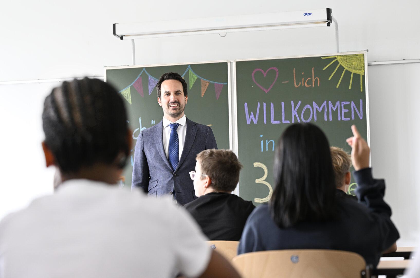 Wiederkehr will "echte Aufholjagd in der Bildung" starten