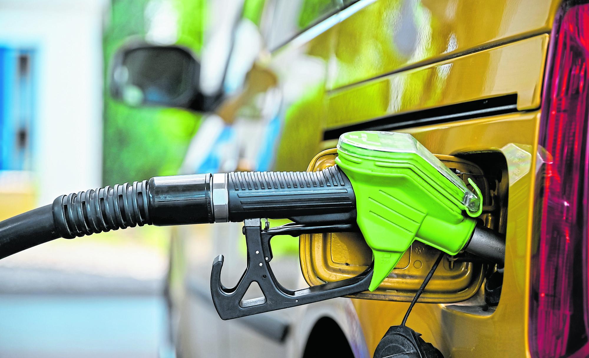 Tirol: Männer randalierten bewaffnet bei Tankstelle: zwei Verletzte