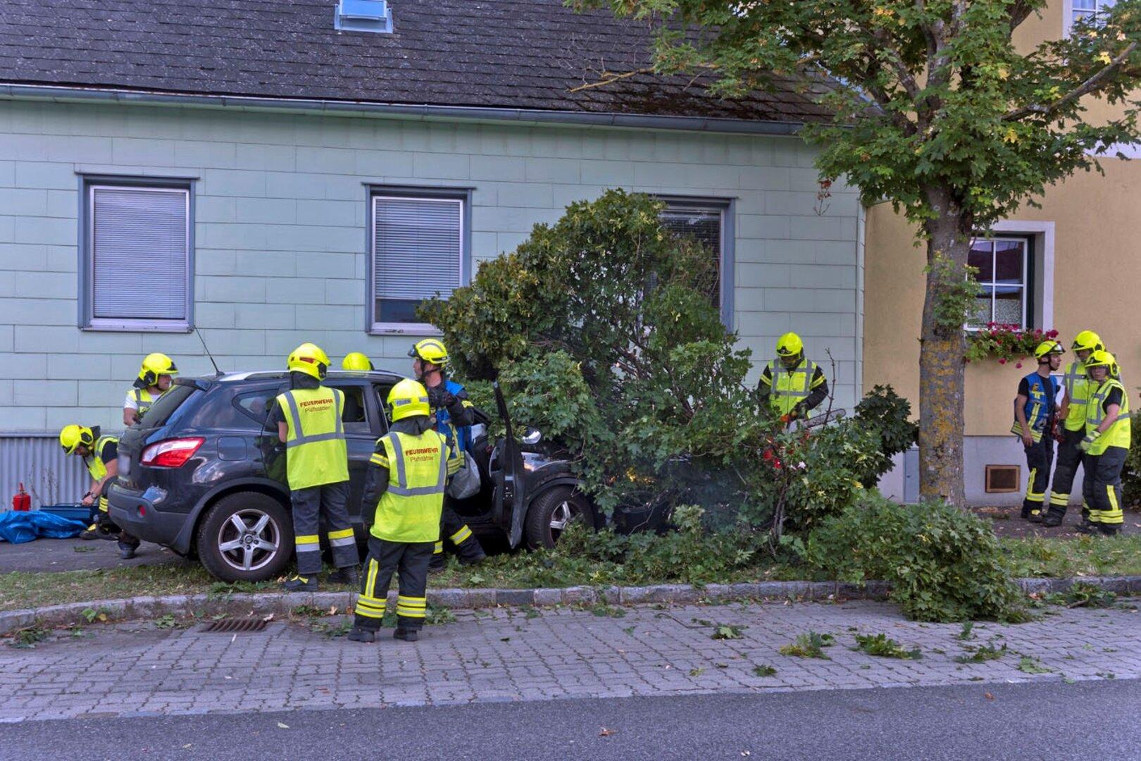 Pfaffstätten: Pkw-Lenkerin prallte im Ort frontal gegen Baum