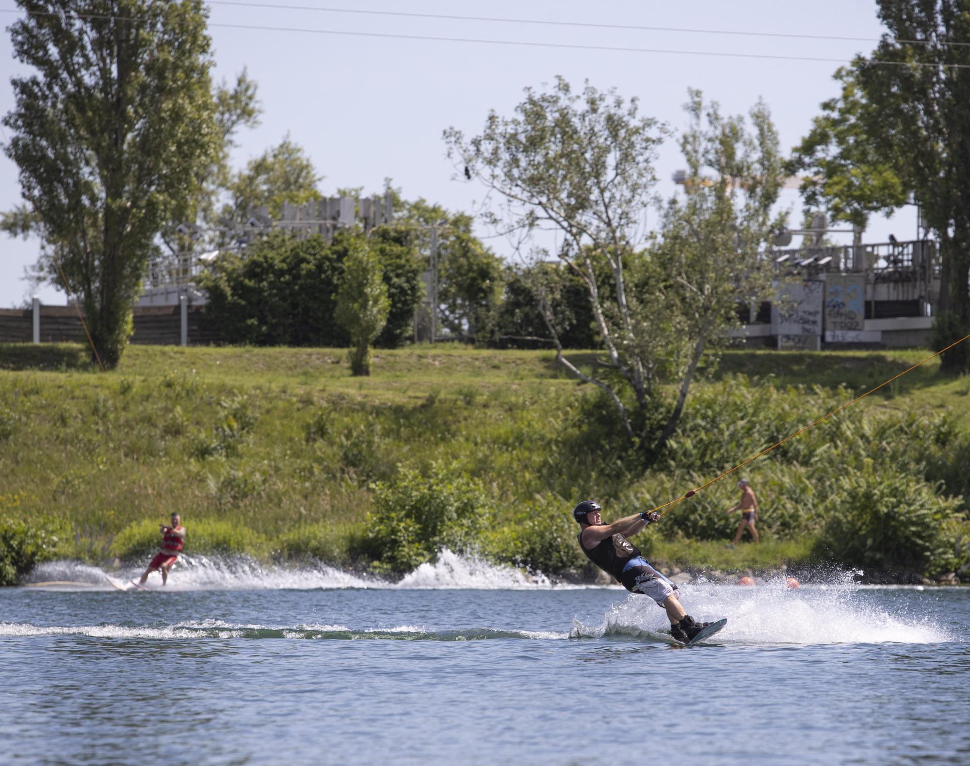 Huda nesreča pri smučanju na vodi na Mondseeju: 55-letnik hudo poškodovan