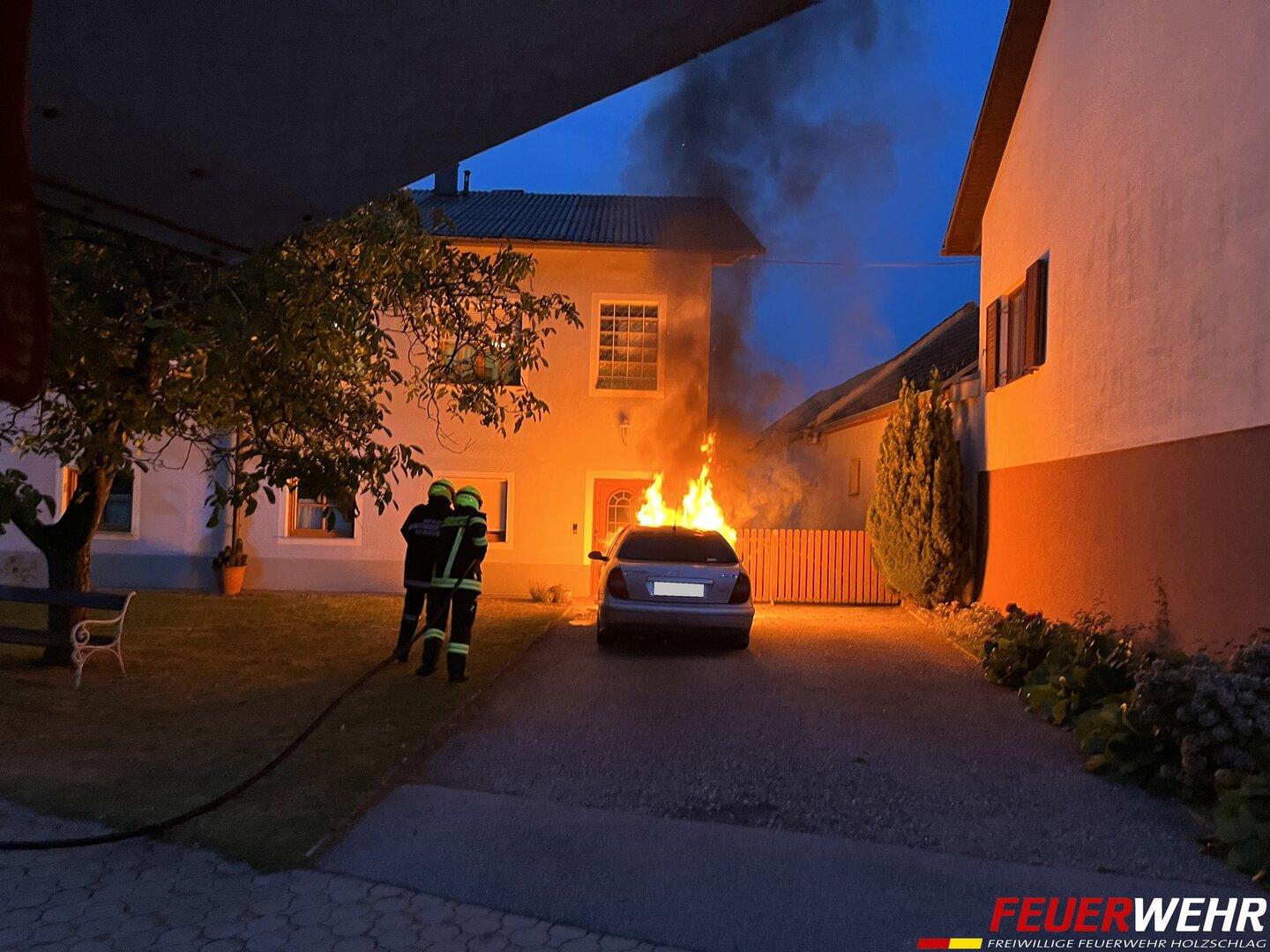 V Kalsdorfu pri Gradcu kuhinjski požar, v Holzschlagu gorelo vozilo