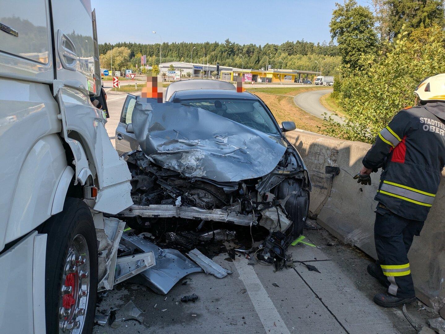 Lkw gegen Pkw: Schwerer Verkehrsunfall auf der B50