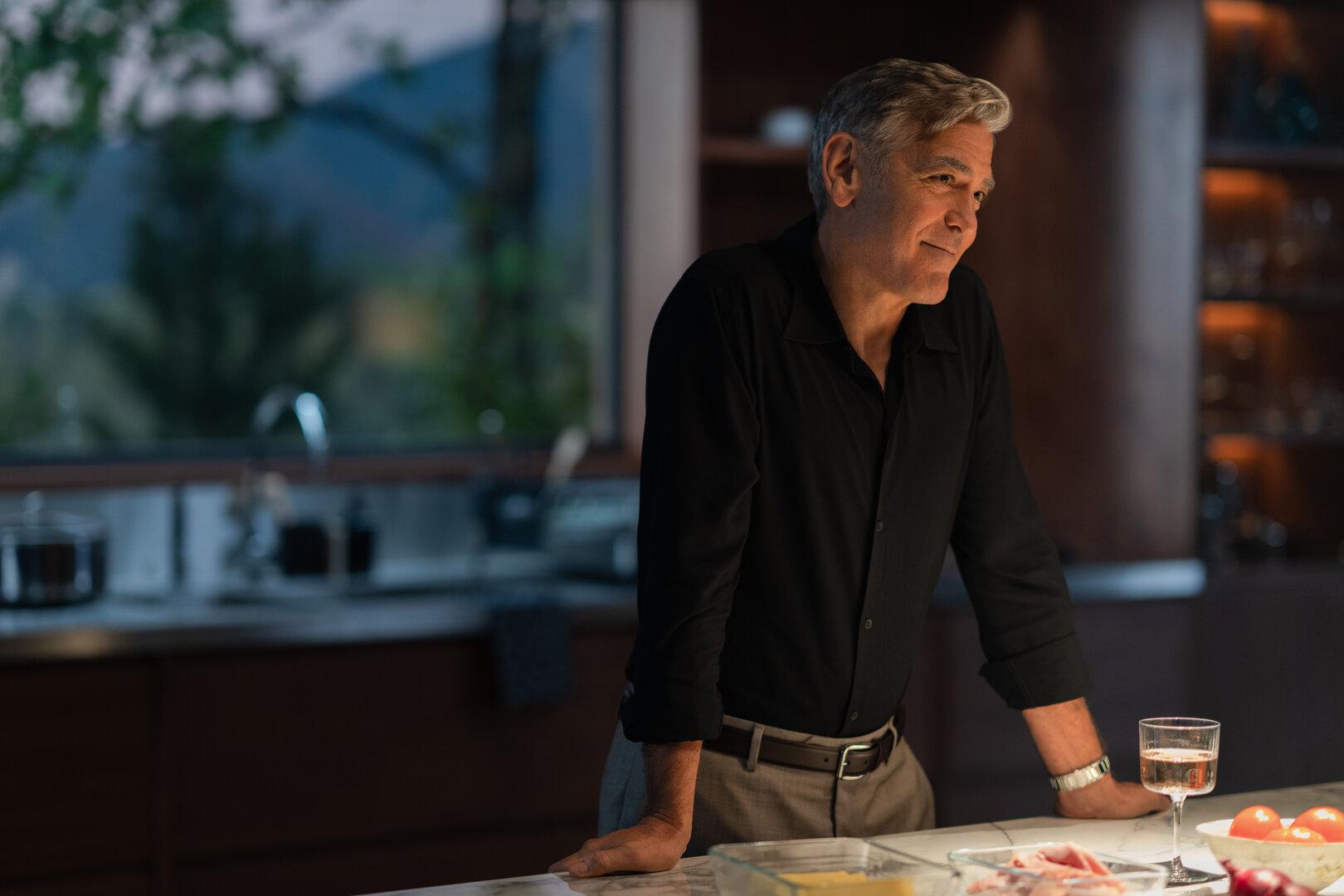 George Clooney in Venedig: Blick zurück  mit einem blauen Auge