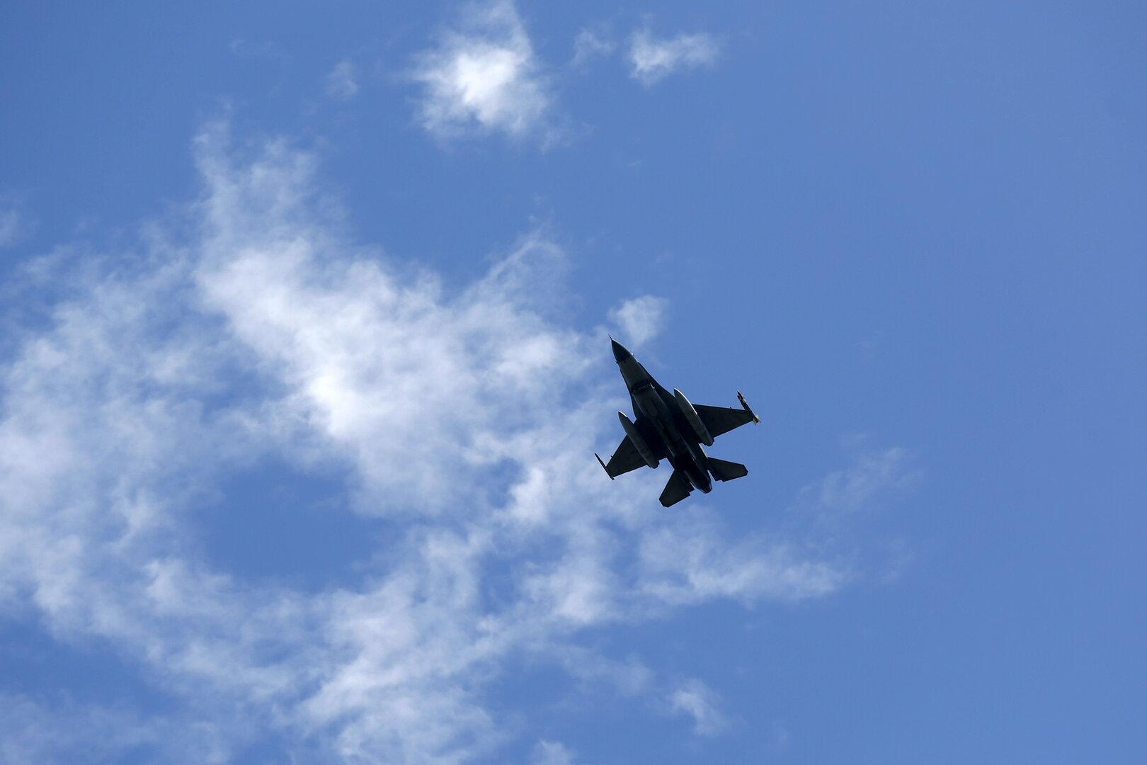 Tragödie vor Flugshow: F16-Kampfjet stürzt ab - Pilot tot