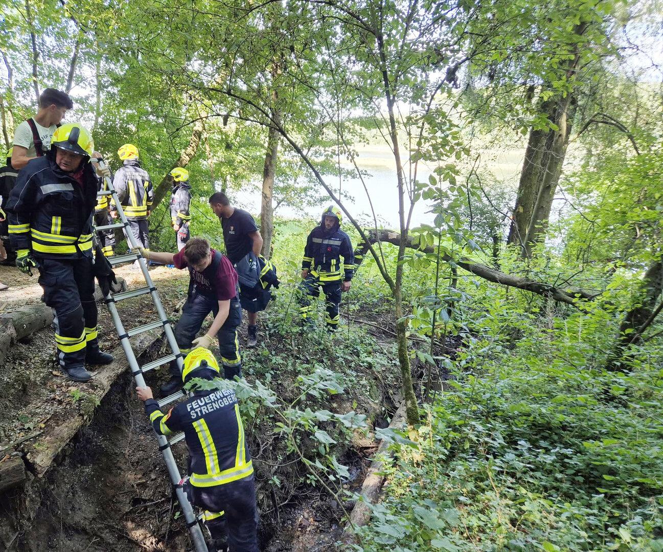 Menschenrettung am Radweg: Bikerin stürzte von Brücke in Bachbett ab
