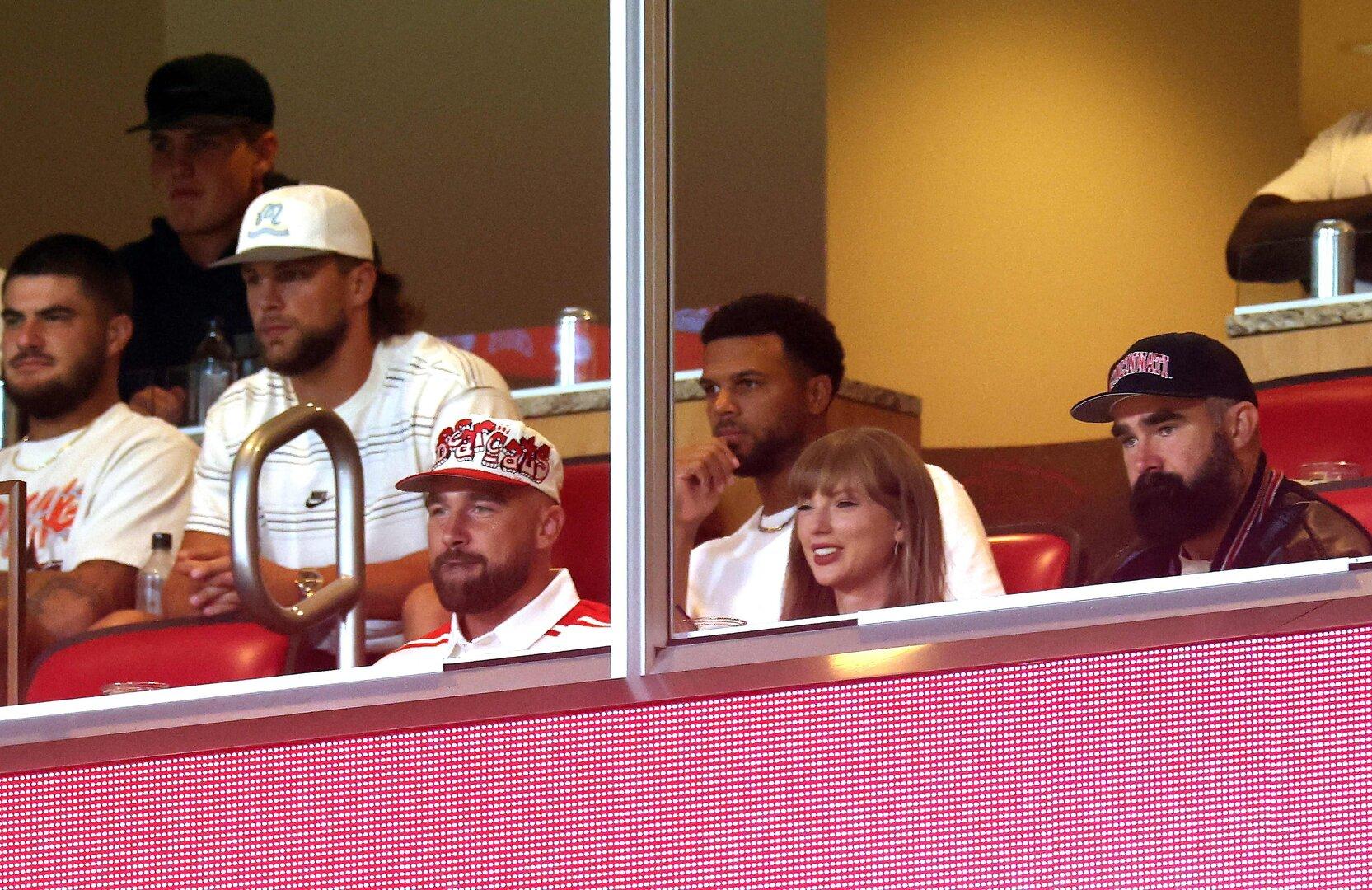 Taylor Swift und Travis Kelce: Erster Auftritt als verlobtes Paar