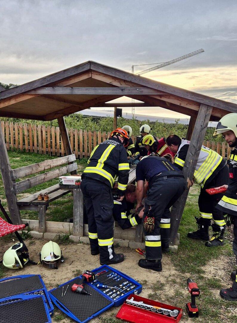 Bub steckte in Haag mit Bein in Holzbank fest: Feuerwehr befreite ihn