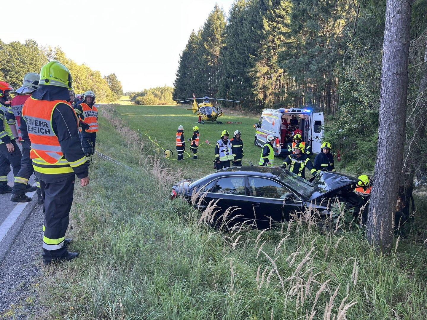 Frontal gegen Baum: Schwerer Unfall bei Gmünd forderte ein Opfer