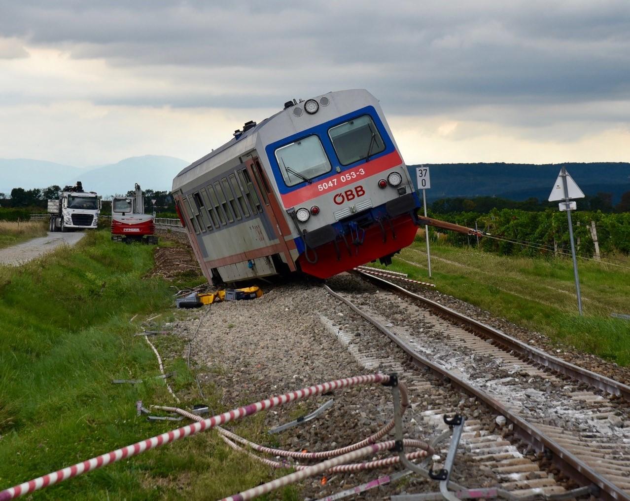 V Günselsdorfu se je osebno vozilo zaletelo v vlak, voznik hudo poškodovan