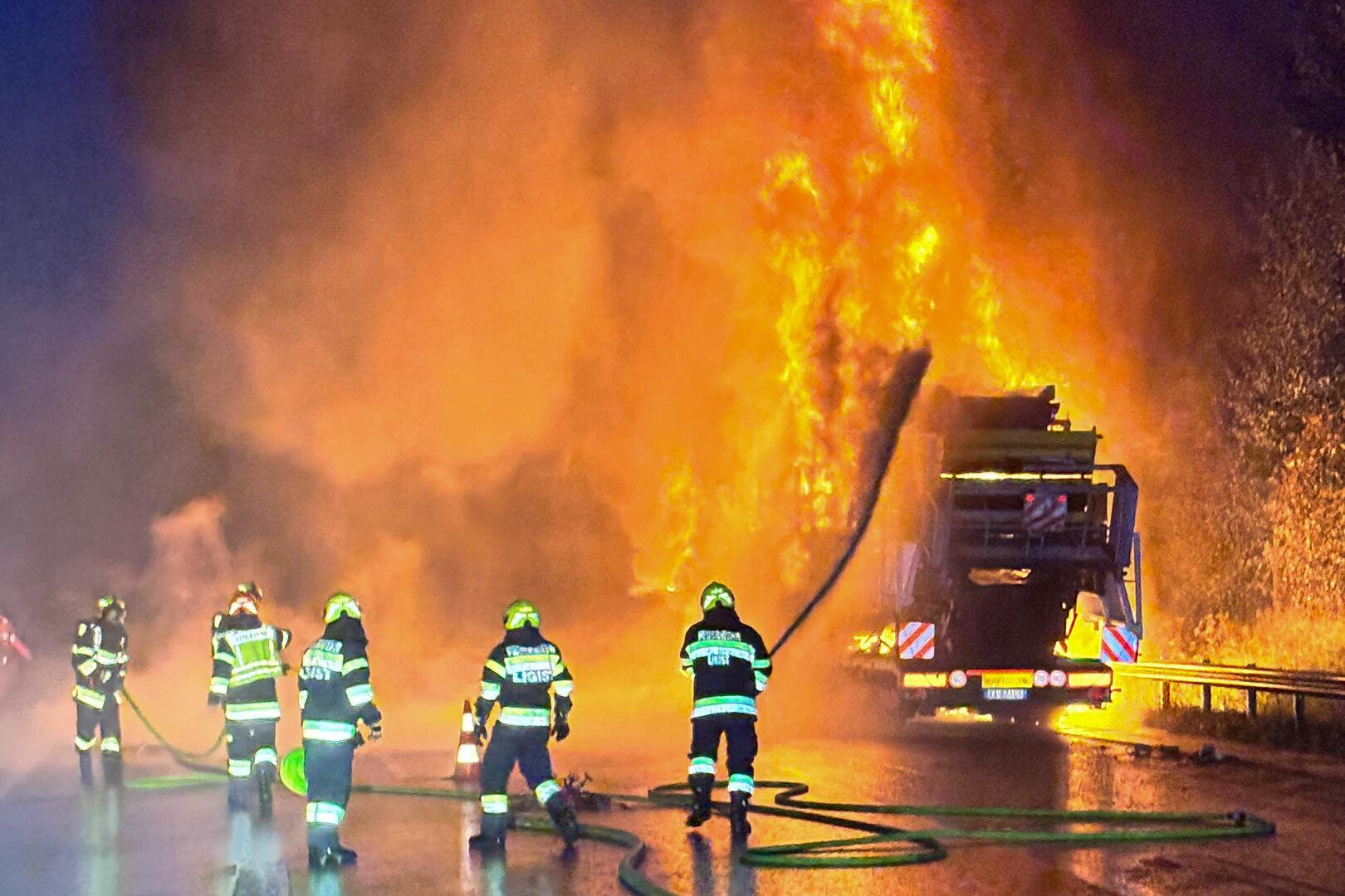 Totalsperre: Sattelauflieger auf steirischer A2 völlig ausgebrannt
