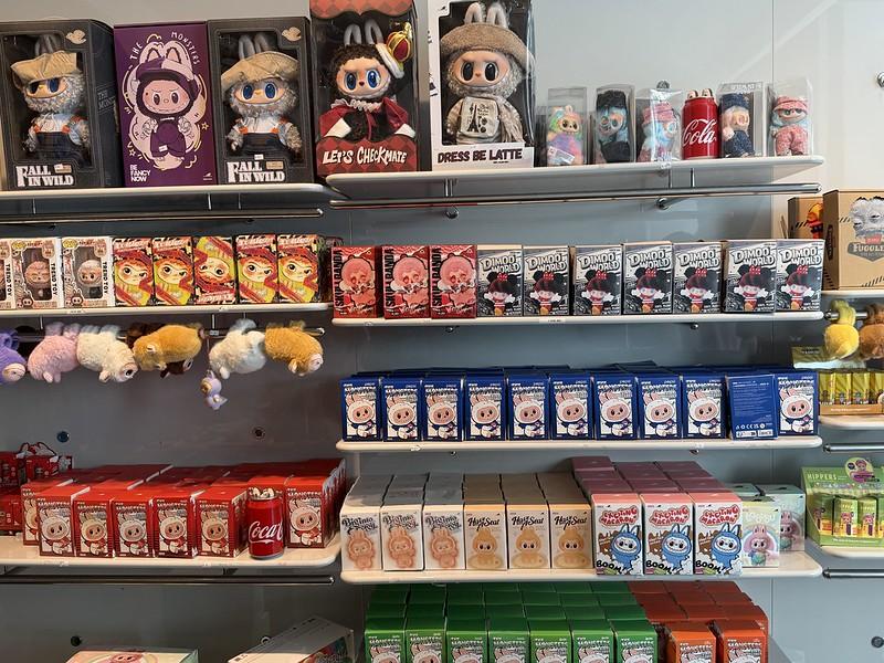 Finančna policija v Avstriji preverjala prodajalno plišastih igrač Labubu zaradi kršitev delovnopravne zakonodaje