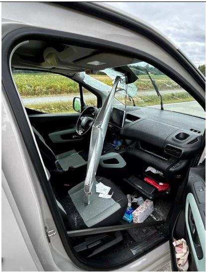 V Avstriji se je odklopila stranica prikolice in hudo poškodovala voznico