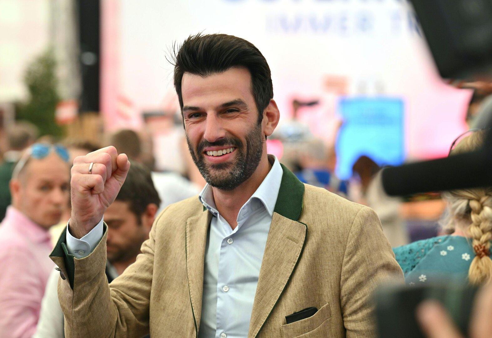 Udo Landbauer z 98 odstotki ponovno izvoljen za okrajnega predsednika FPÖ