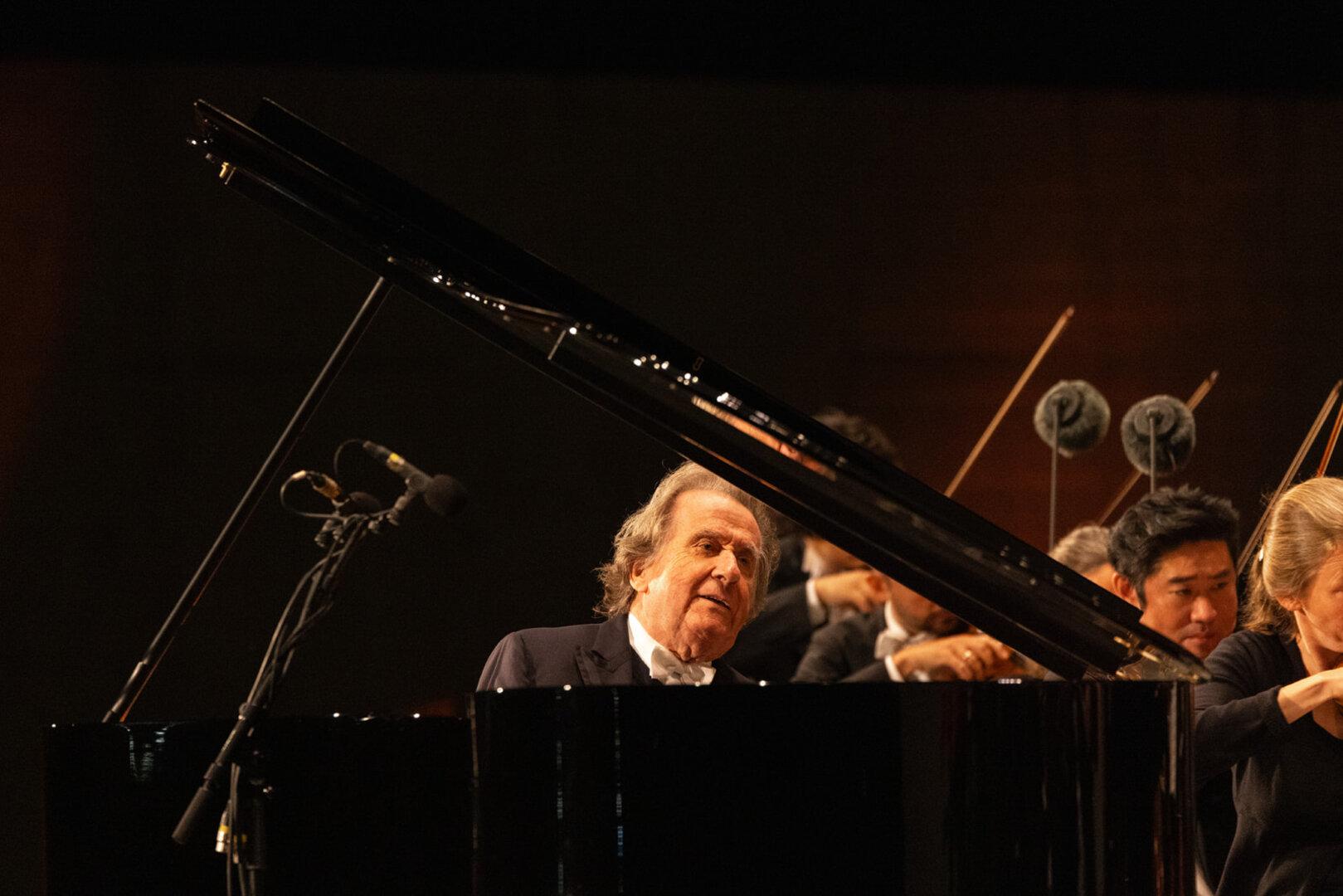 Buchbinder navdušil v Grafeneggu, Burgtheater pa razočaral z novo predstavo