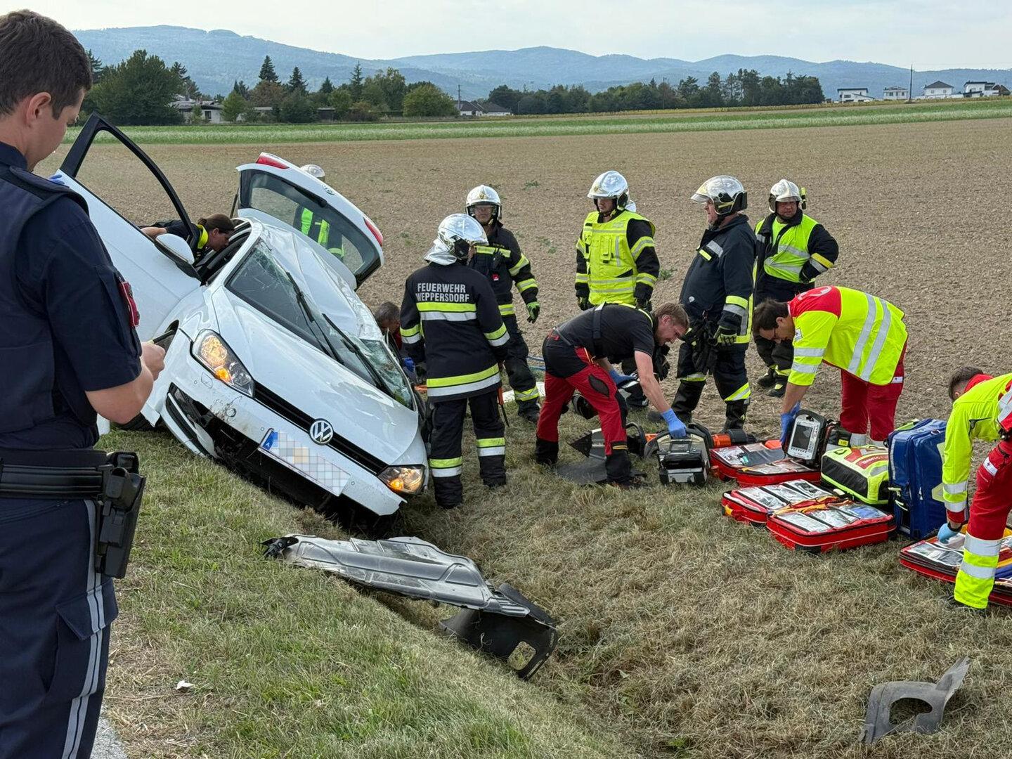 Feuerwehr schnitt Schwerverletzten aus Unfallauto