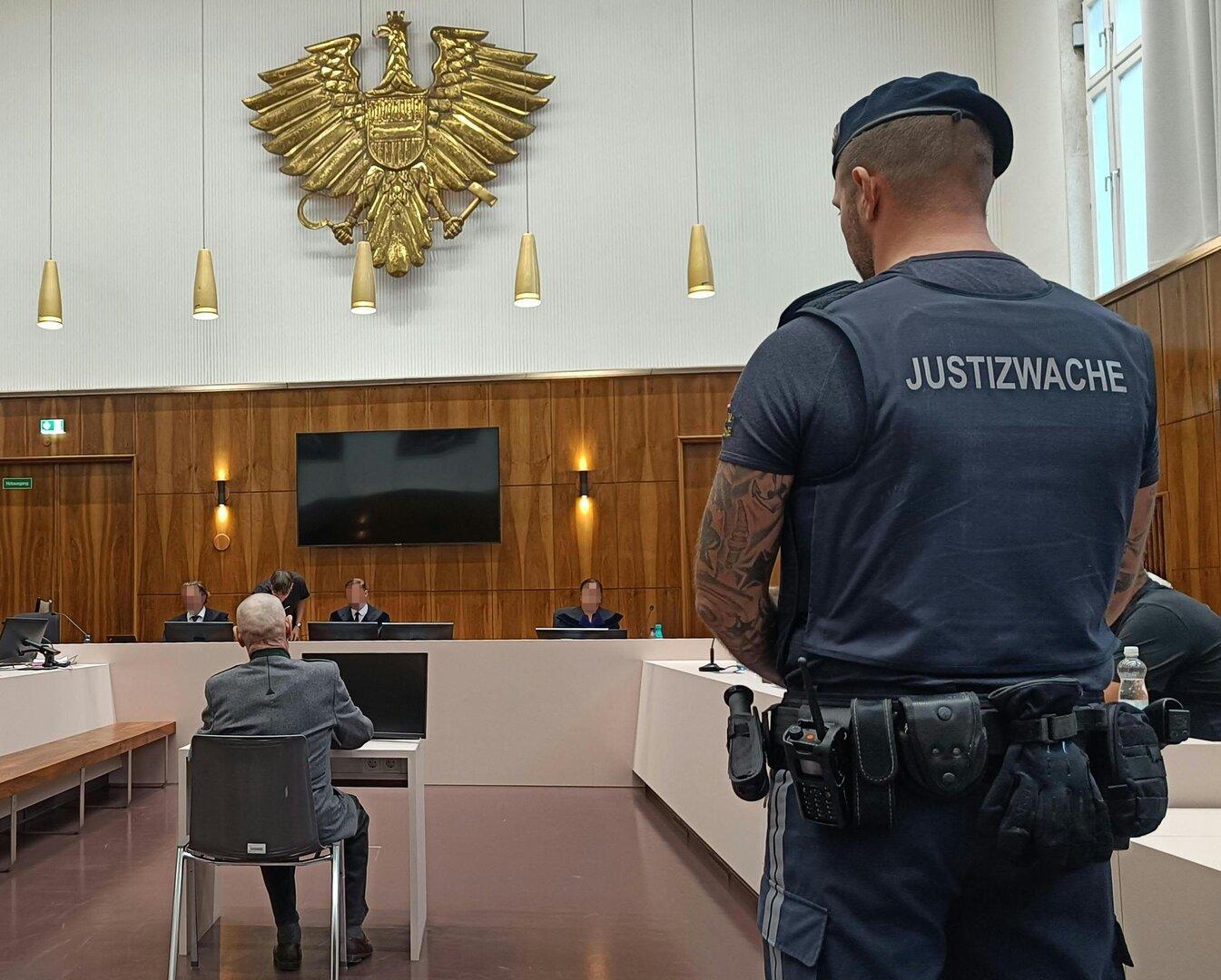 Versuchter Mord mit Traktor? 80-jähriger Landwirt vor Gericht