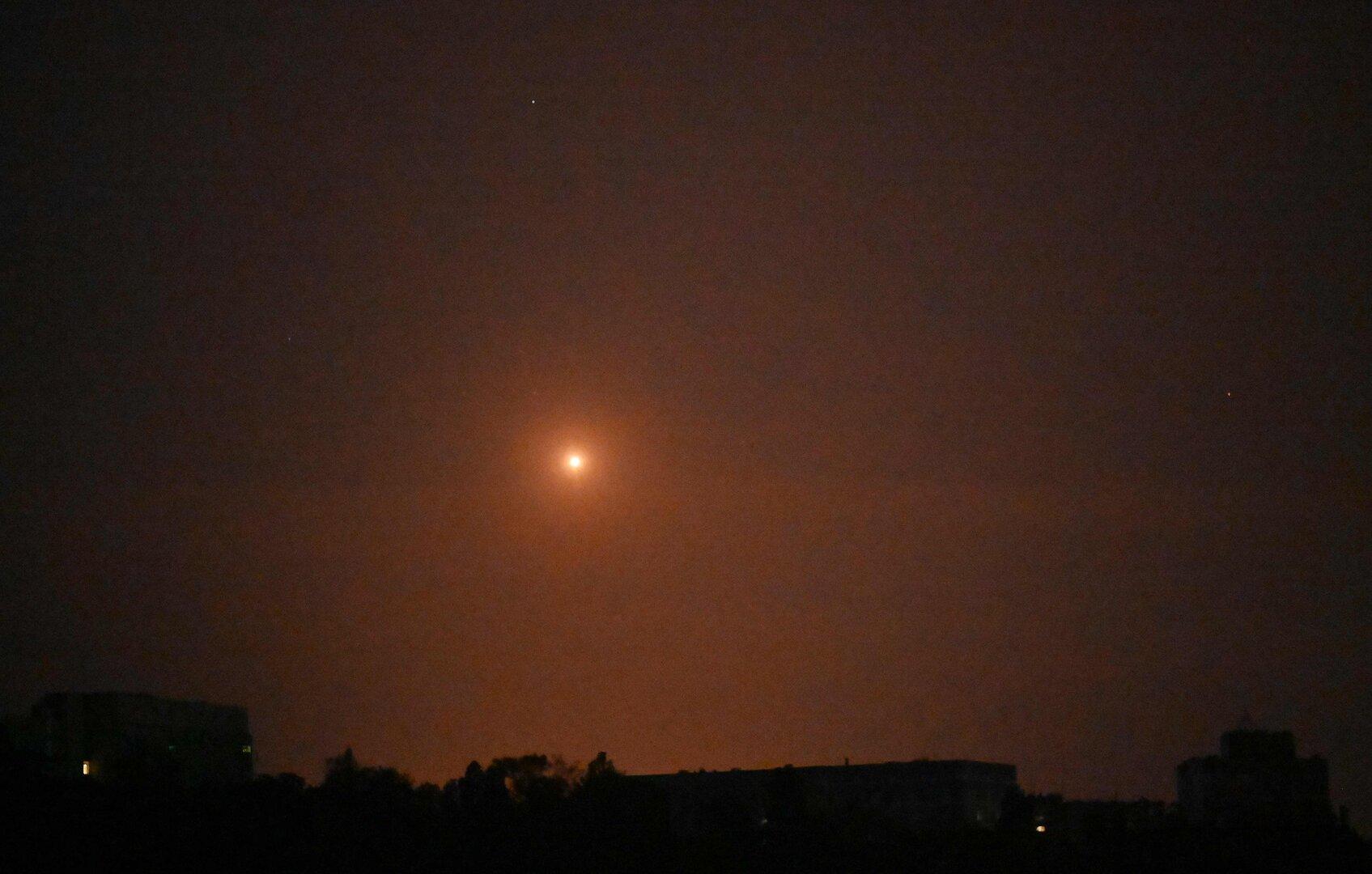 Drohnenangriff auf russischen Hafen: Schiff und Pumpstation in Flammen