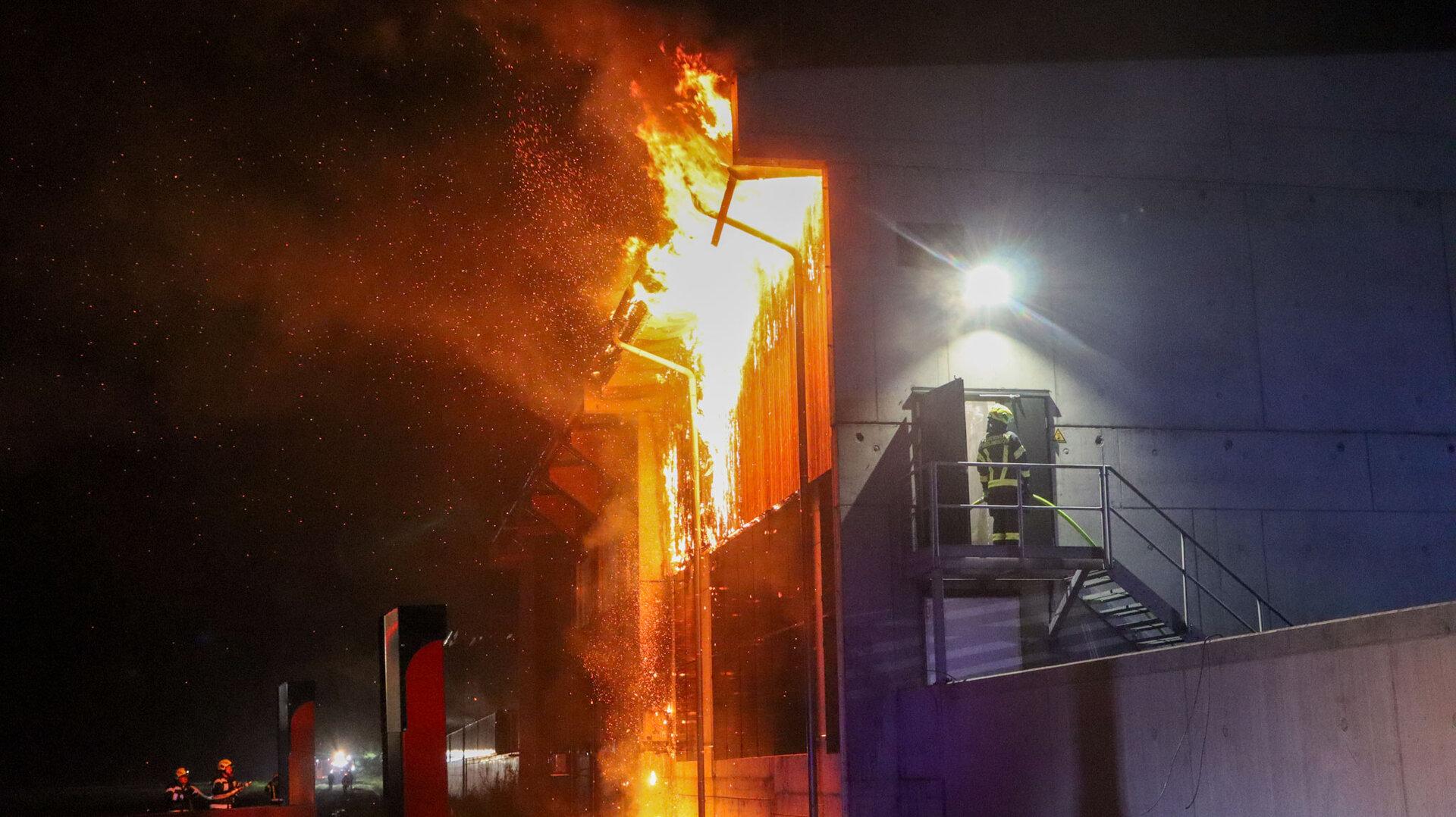 Kohle selbst entzündet? Brand in Gewerbebetrieb forderte Feuerwehren