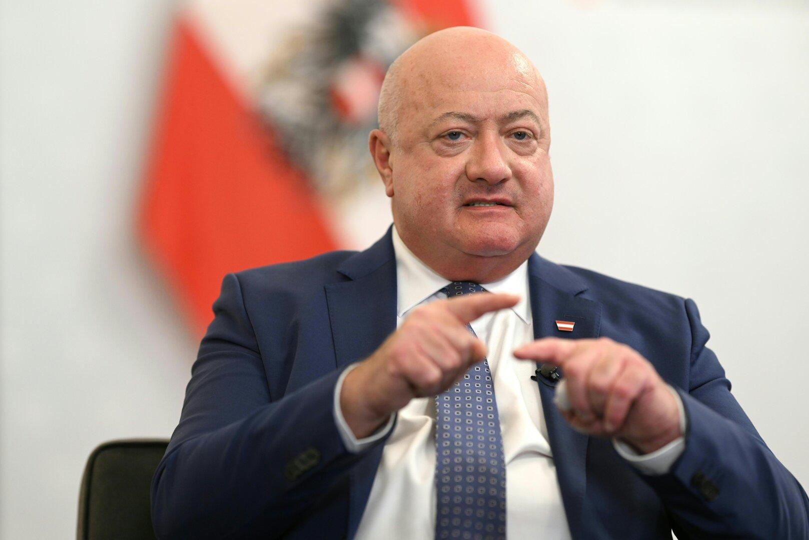 Avstrijski kancler Christian Stocker bo operiran zaradi težav s hrbtom