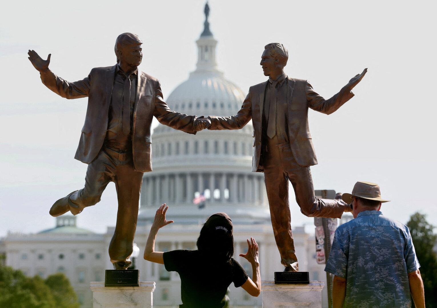 Hand in Hand: Statue von Trump und Epstein in Washington