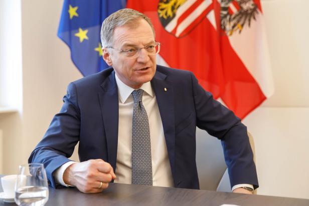 Stelzer predlaga, da bi dežele same pobirale davek na letalski promet za reševanje regionalnih letališč