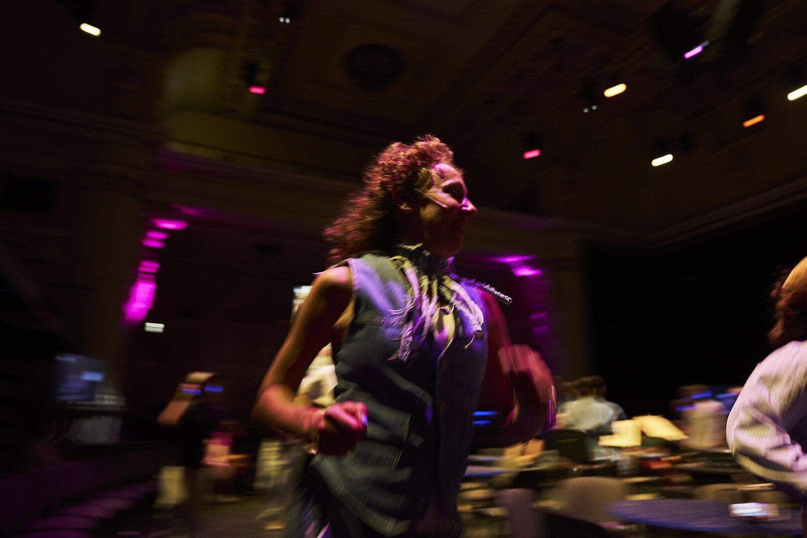 "Turn" im Burgtheater-Kasino: Viel Gerenne um Nichts