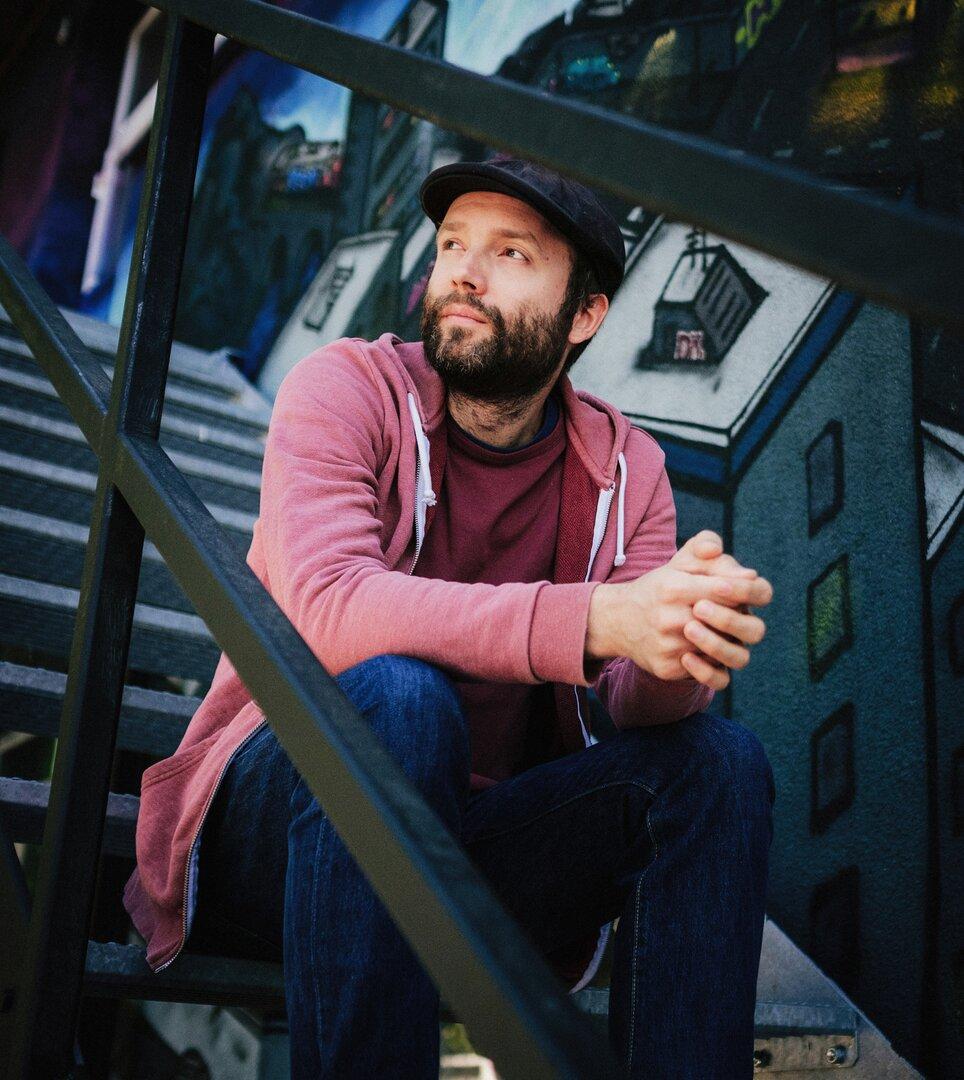 Gledališke novice: Nova predstava v Burgtheater Kasinu, kriminalka na ARD, Volkstheater uprizarja "The Boys Are Kissing" in nadaljevanje TV-serij