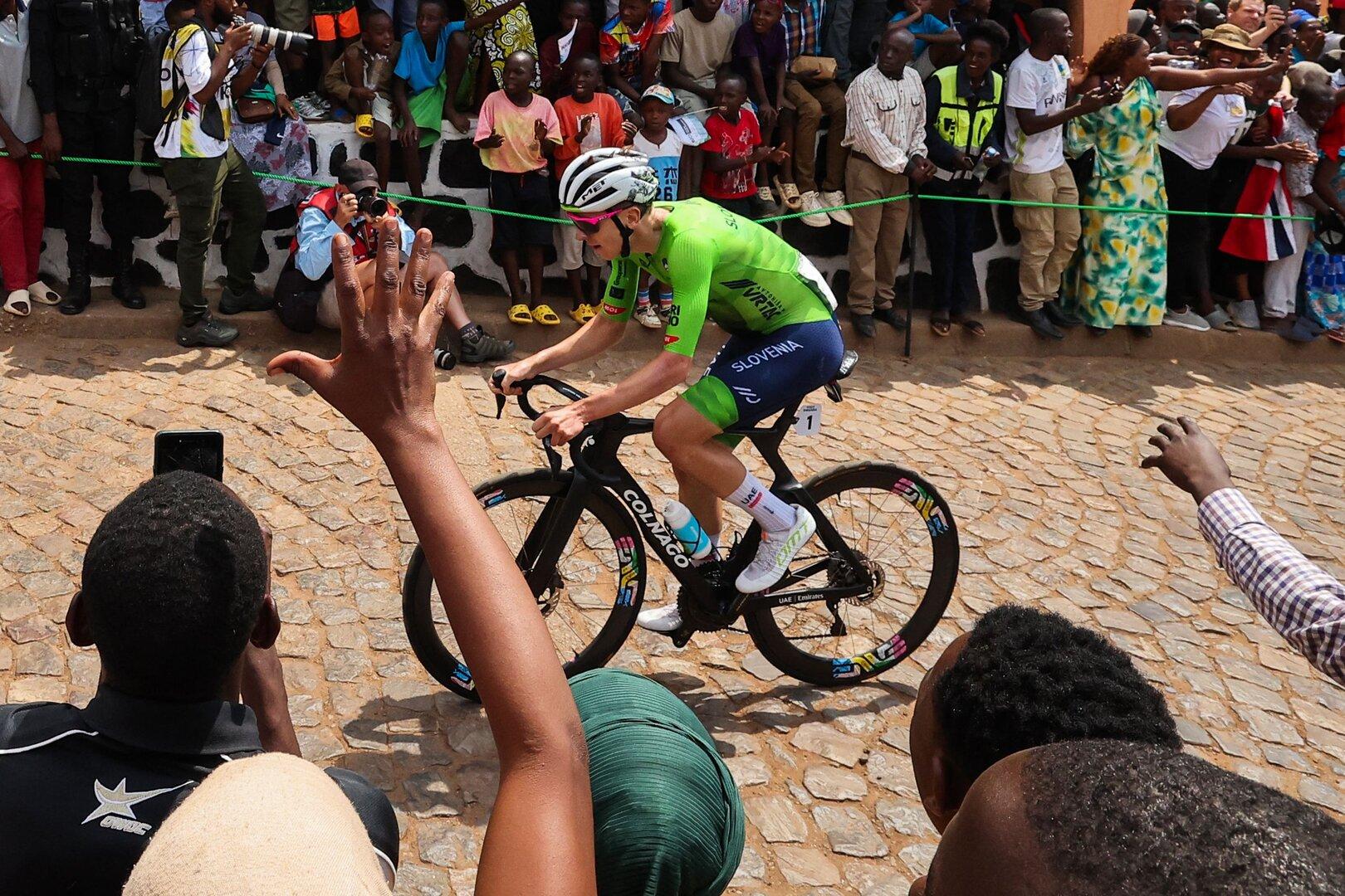 Tadej Pogacar fährt mit seinem Rennrad auf dem Kopfsteinpflaster