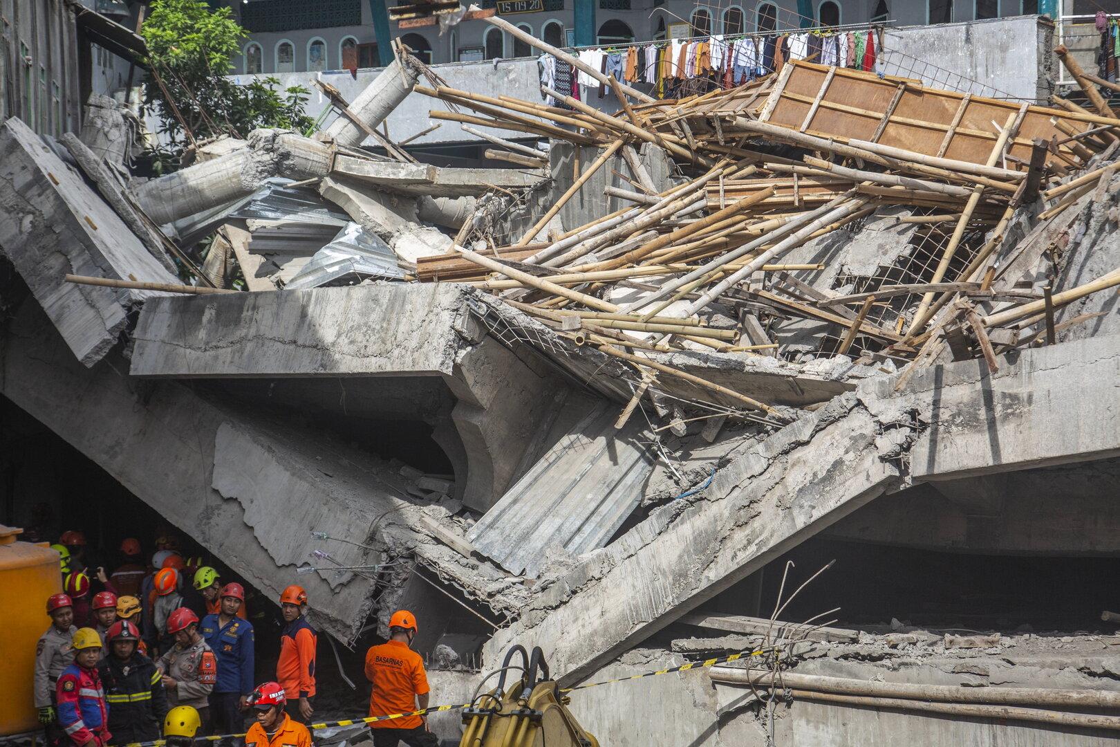 Schule in Indonesien eingestürzt: Dutzende Vermisste