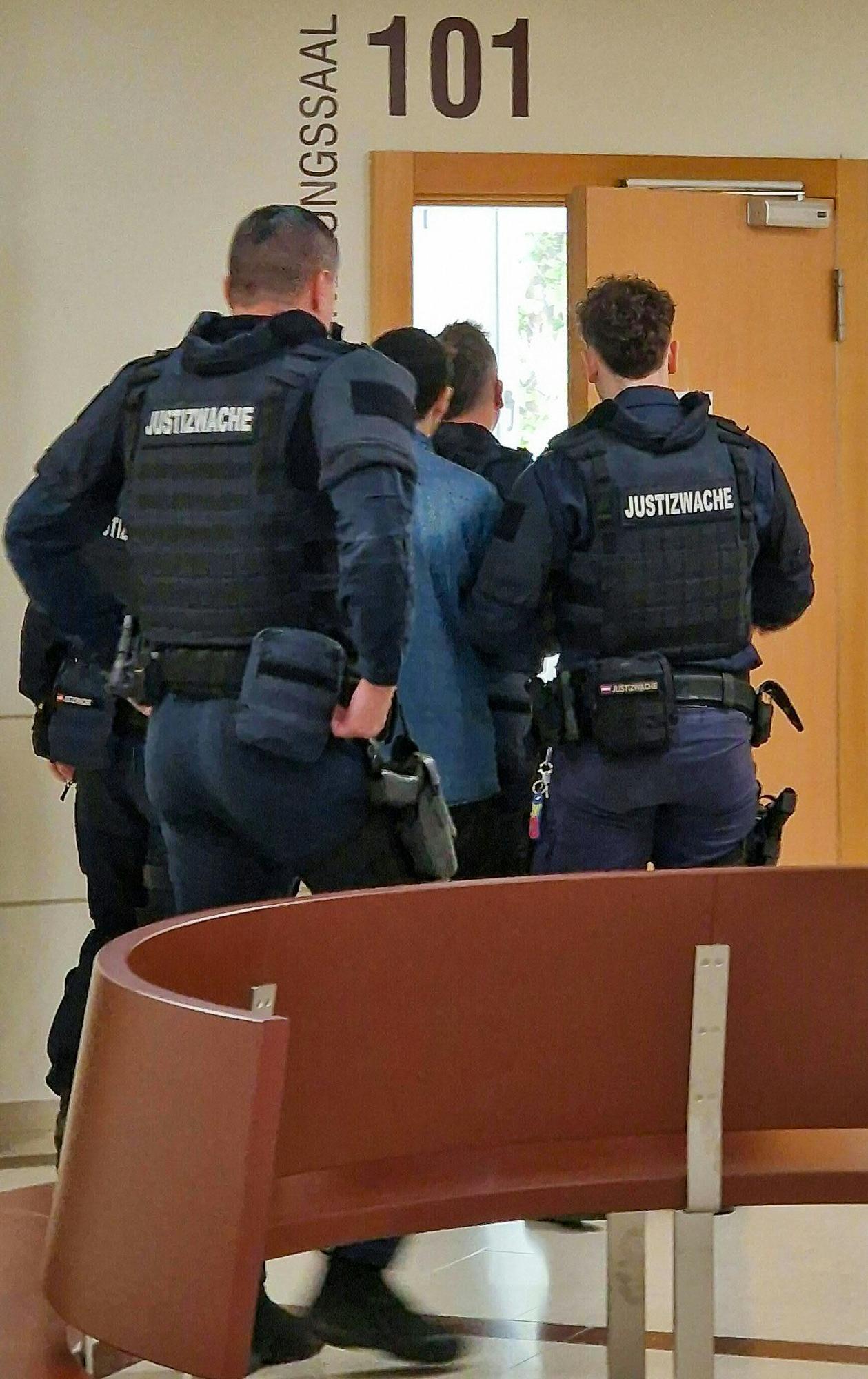 Dunajski 15-letni podpornik IS predčasno izpuščen iz zapora