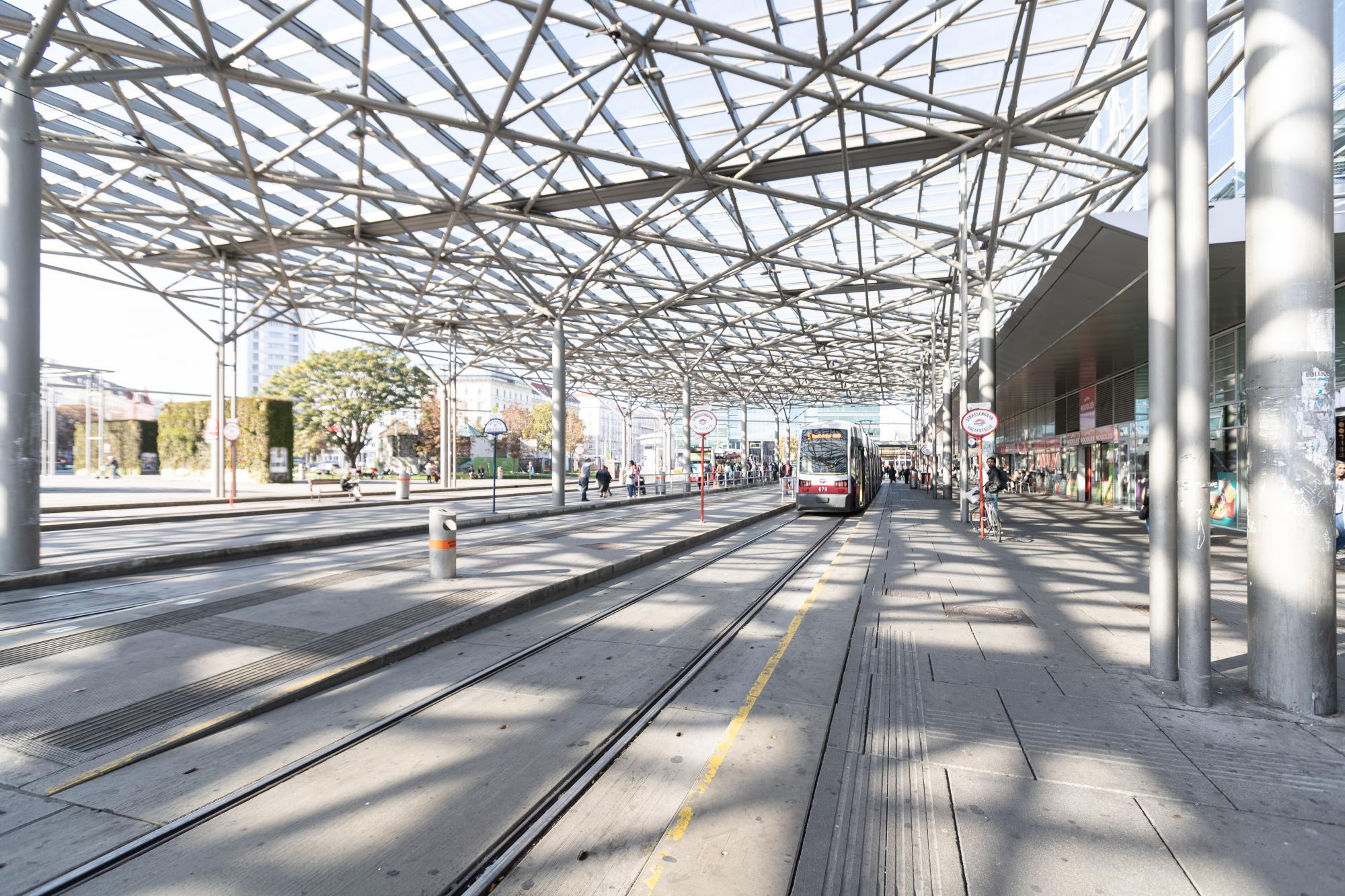 Zaradi dima evakuirali dve postaji podzemne železnice U1 na Dunaju