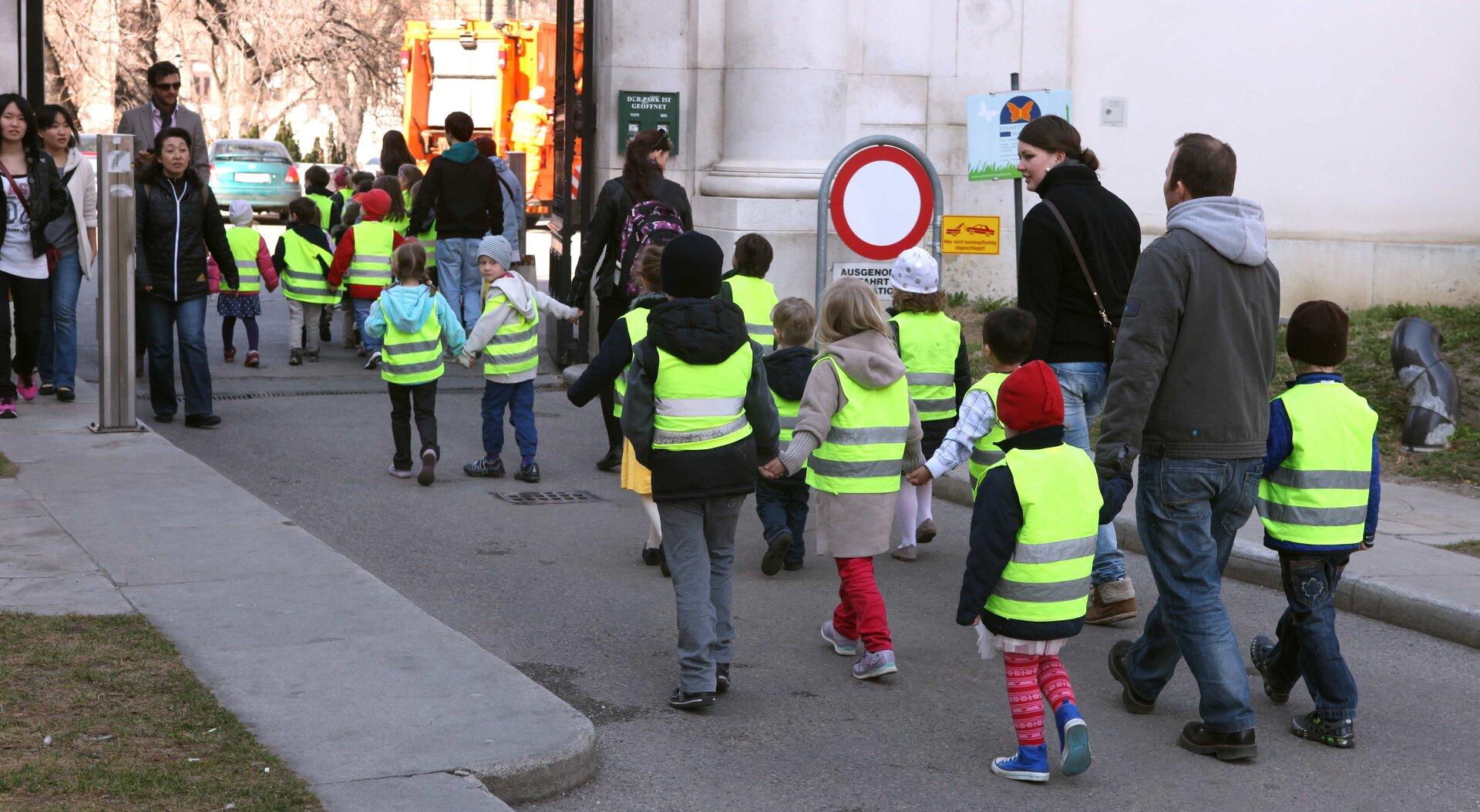 Warnwesten für Kinder im Test: Mehr als die Hälfte reflektiert nicht