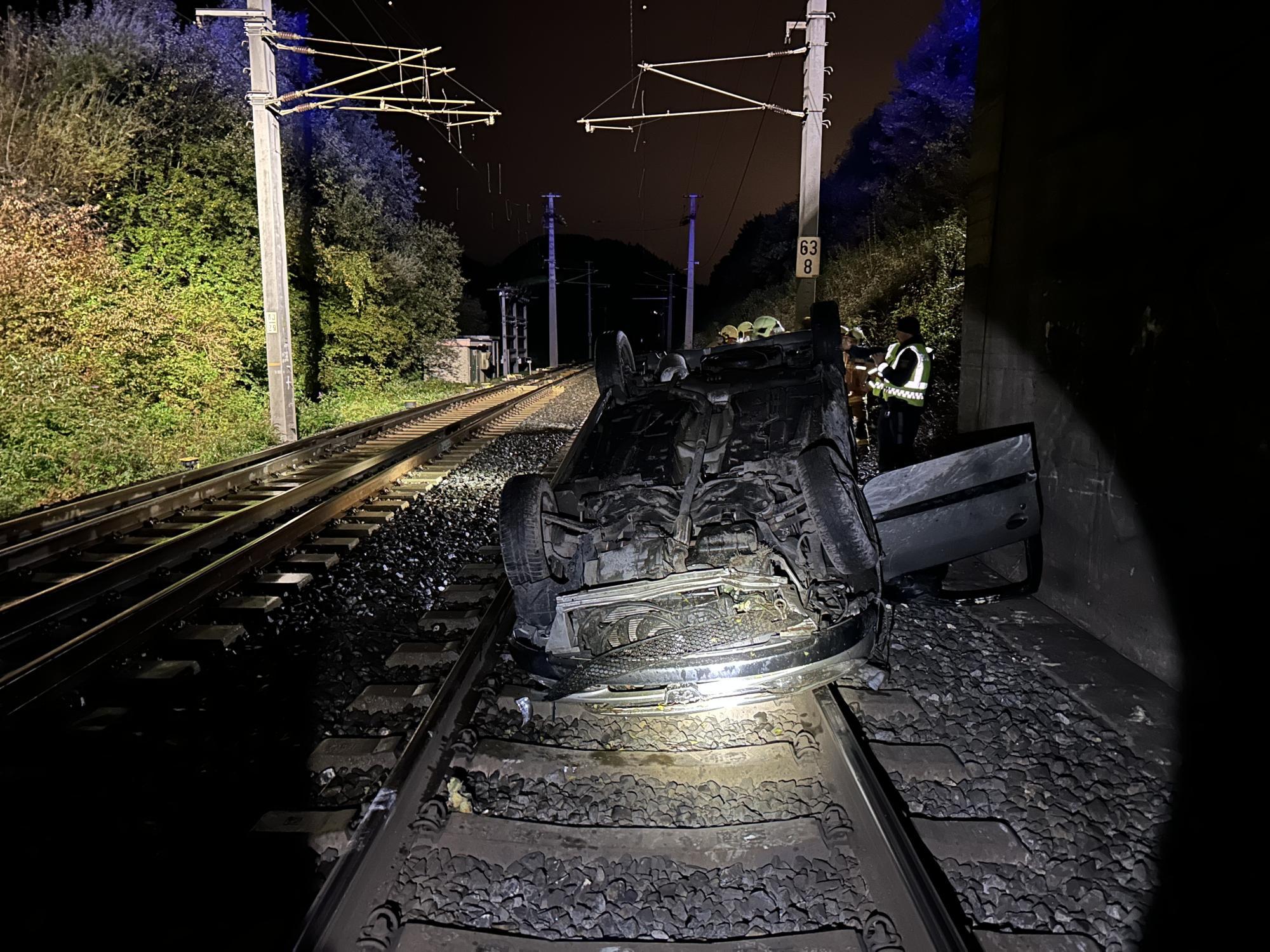 Zugverkehr stundenlang gesperrt: Auto war auf Gleise gestürzt