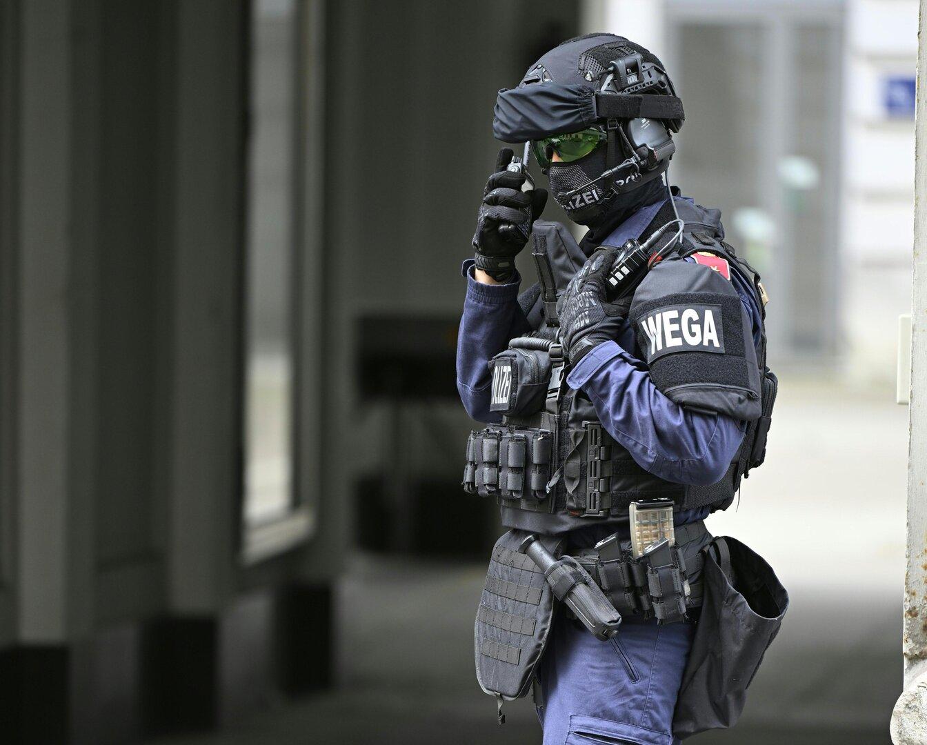 82-Jähriger mit Axt: WEGA-Einsatz am Bahnhof Hütteldorf