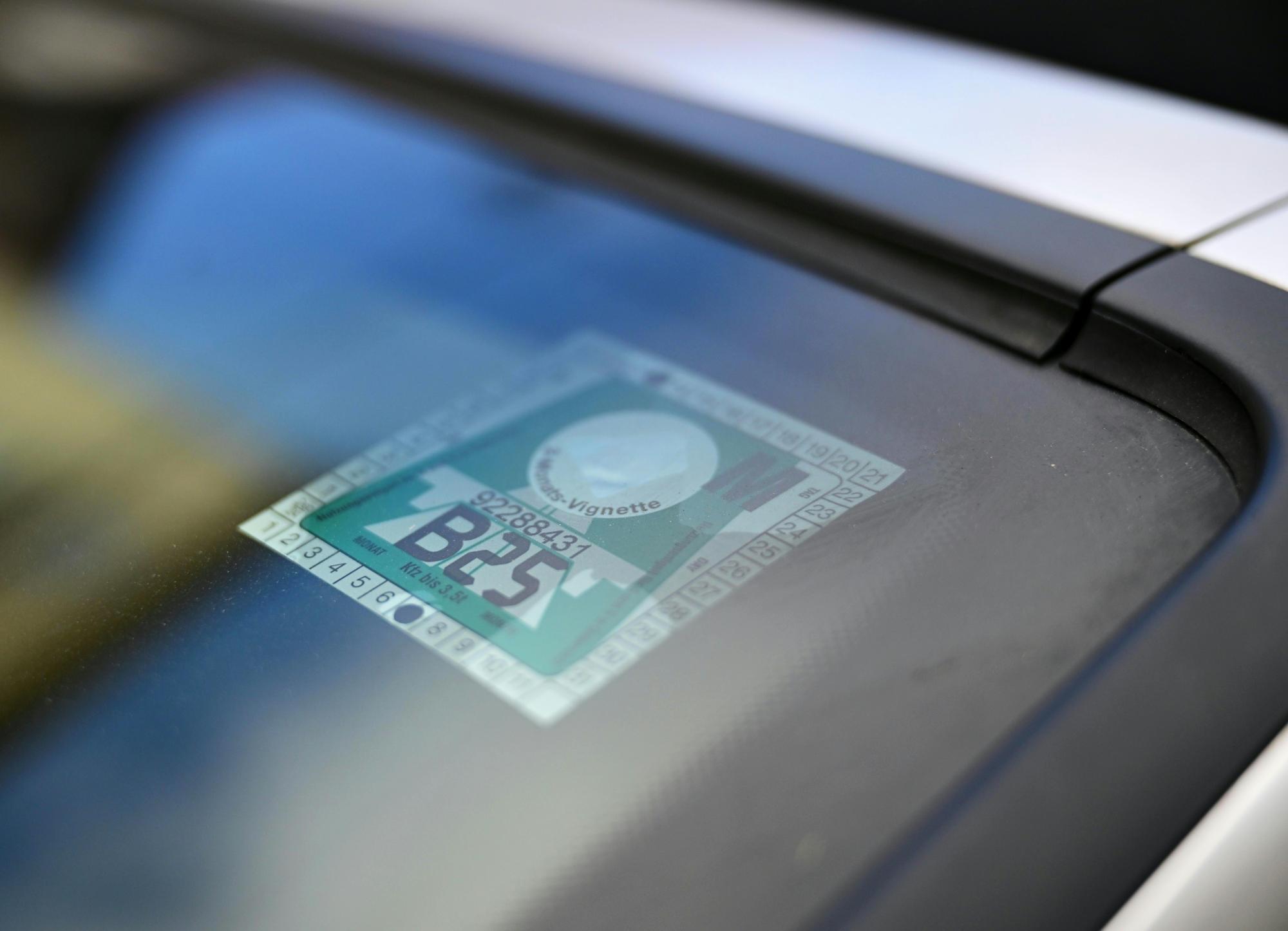 Avstrijska avtocestna vinjeta bo od leta 2027 na voljo le še v digitalni obliki