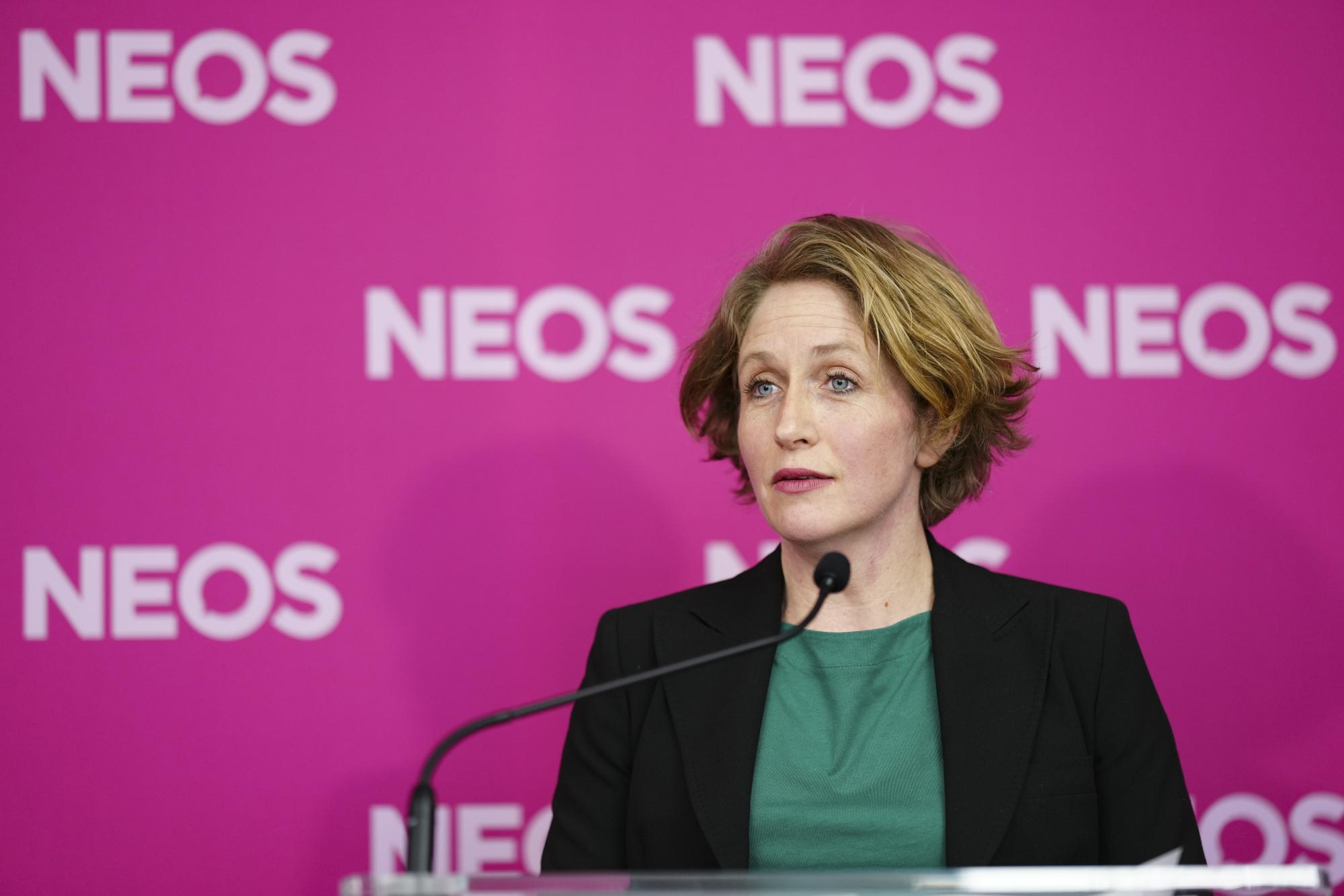 Paukenschlag bei den Neos: Krisper legt überraschend Mandat zurück