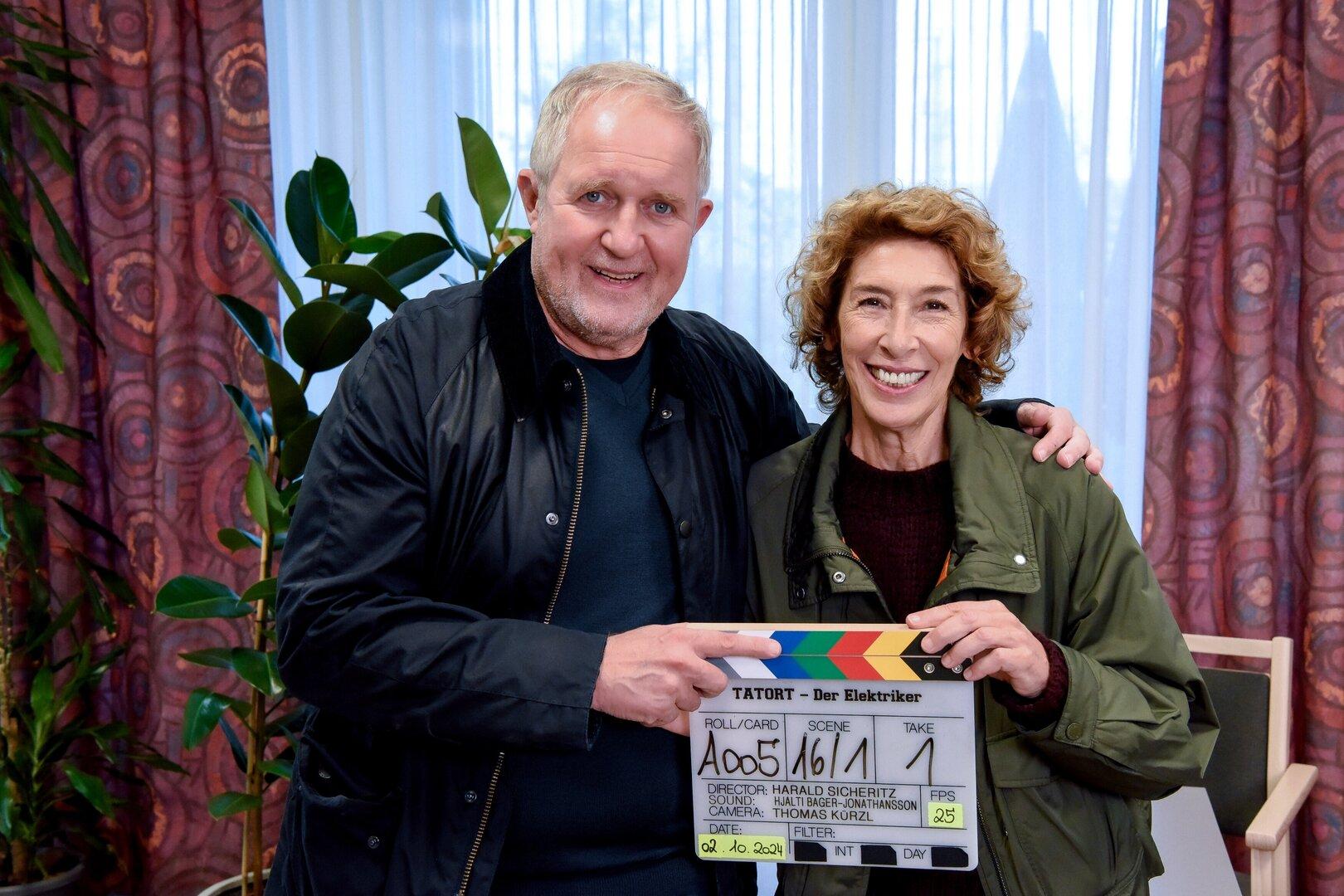 Der Elektriker (AT) führt Harald Krassnitzer und Adele Neuhauser an den Tatort Pflegeheim